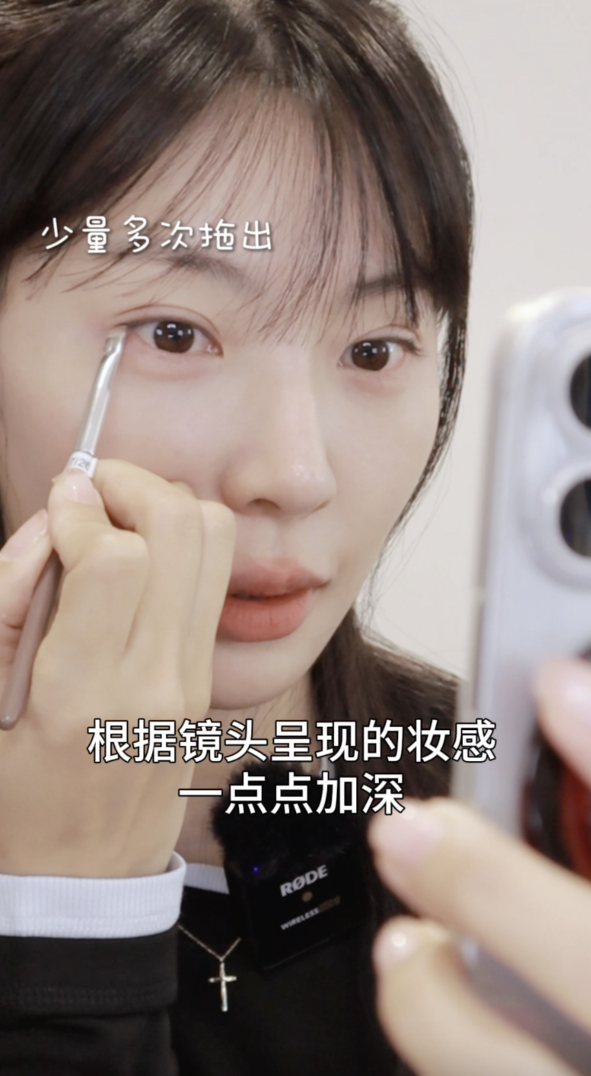 眼線想要淡而有神，可以使用深棕色的眼影，在眼尾稍稍拖長