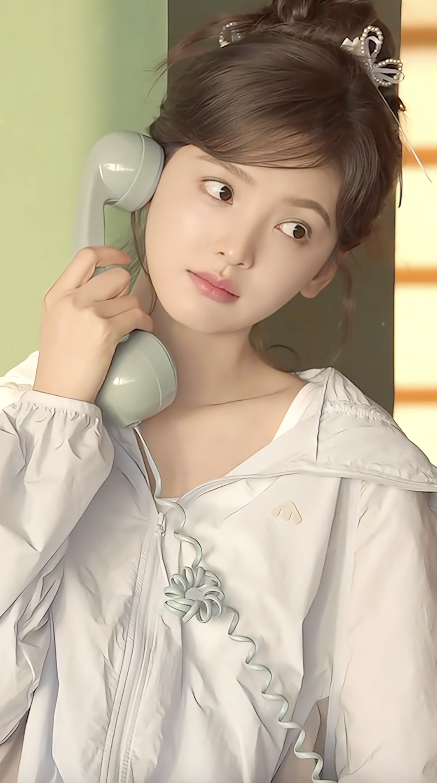 這款妝容運用藍色的清新感讓她看起來仙氣滿滿，還多了一種少女的靈動感！