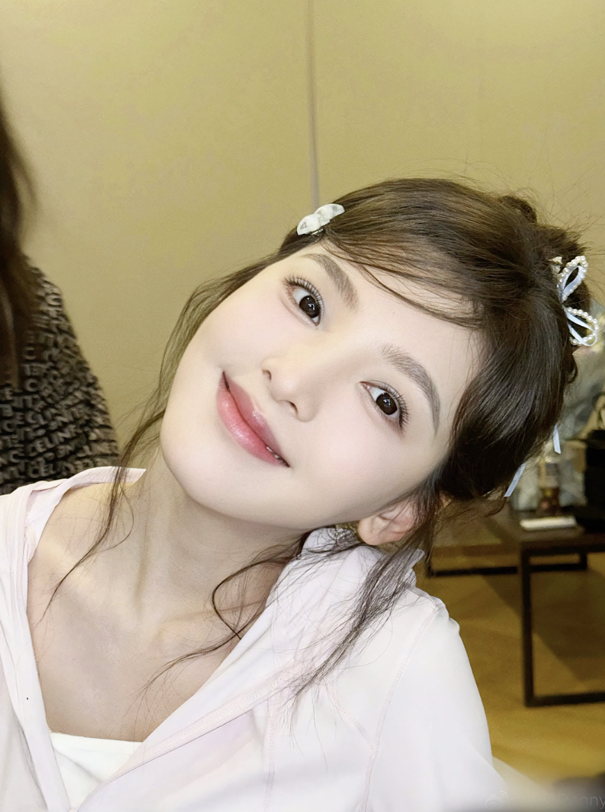 近日化妝師楊單和章若楠一起合錄妝容Vlog