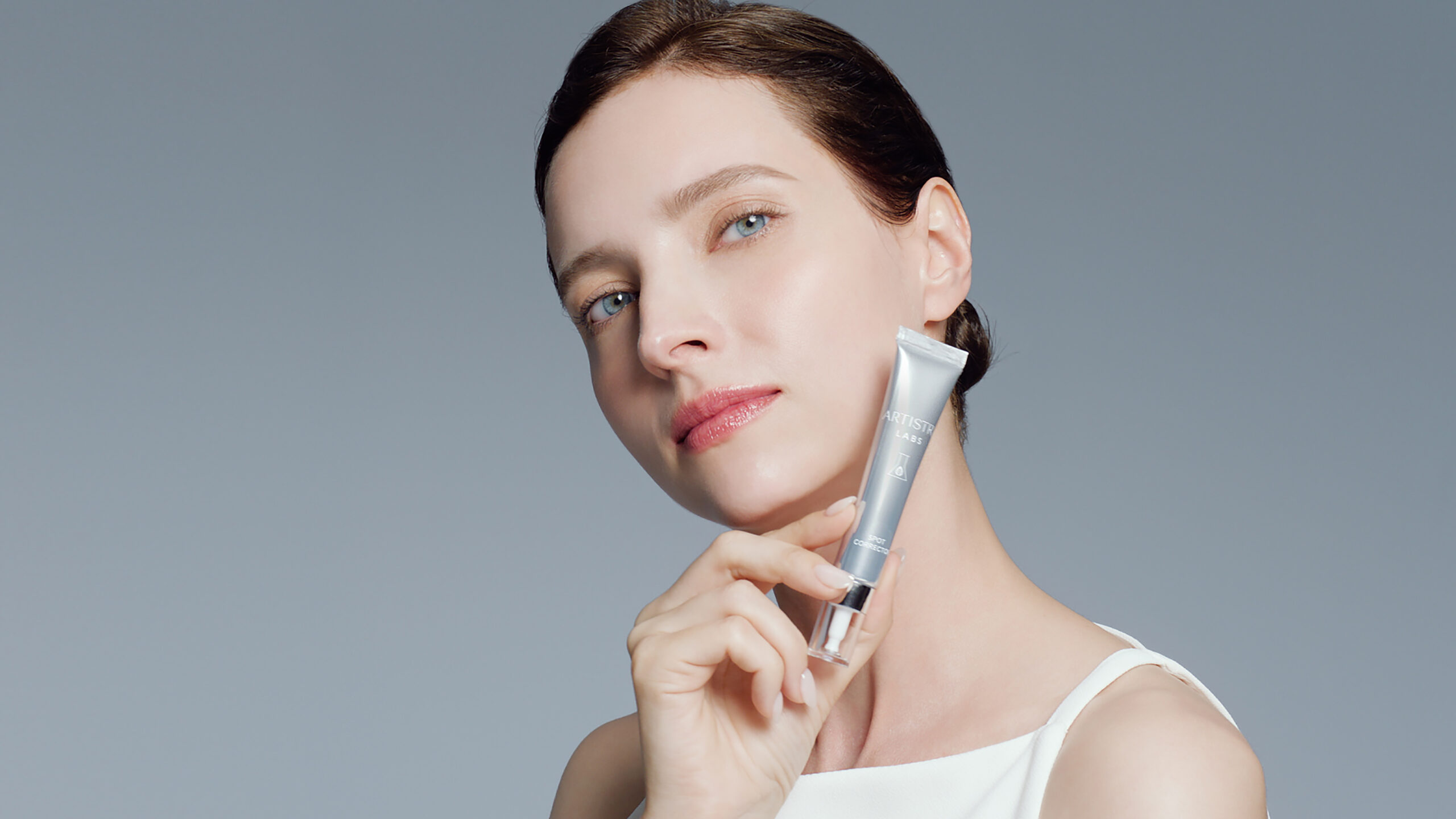 璀璨鑽白淡斑精華直接將主要高效成分精準傳送至斑點處，從根源擊退色素。