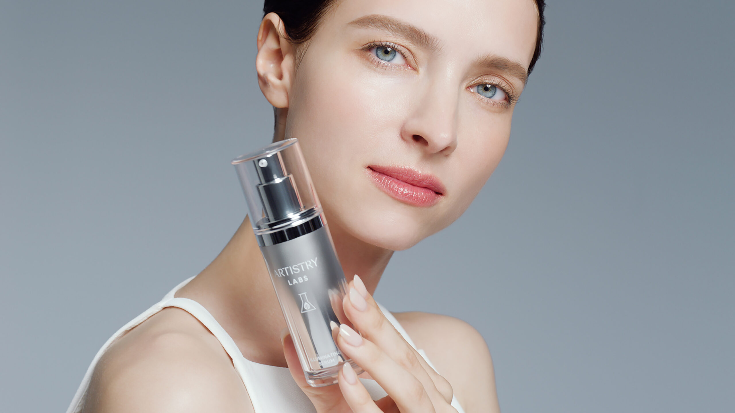 璀璨鑽白煥采精華加入雅姿獨有的胞苷鑽白煥采複合配方，有效抑制黑色素生成。