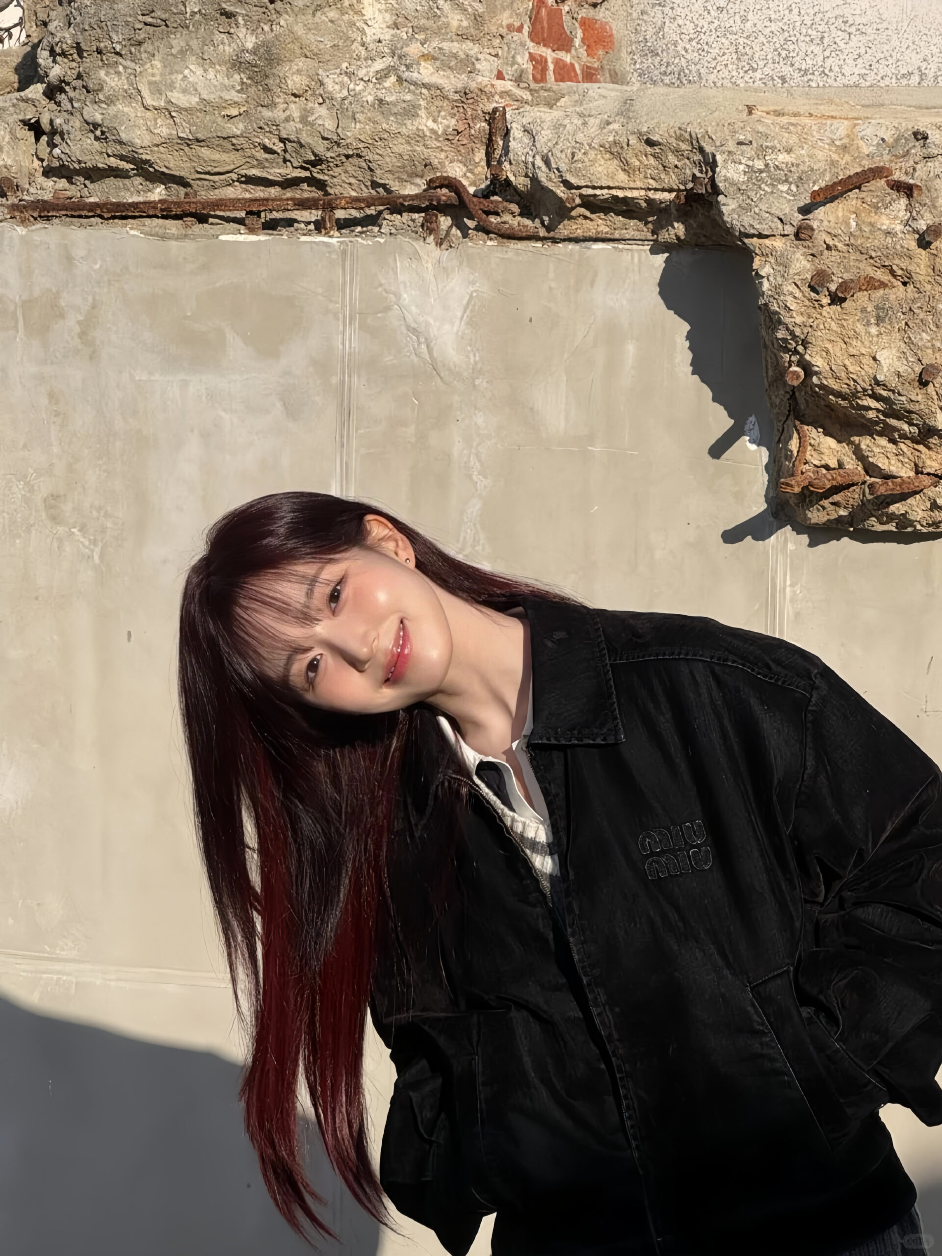 超顯白的樹莓紅髮色。