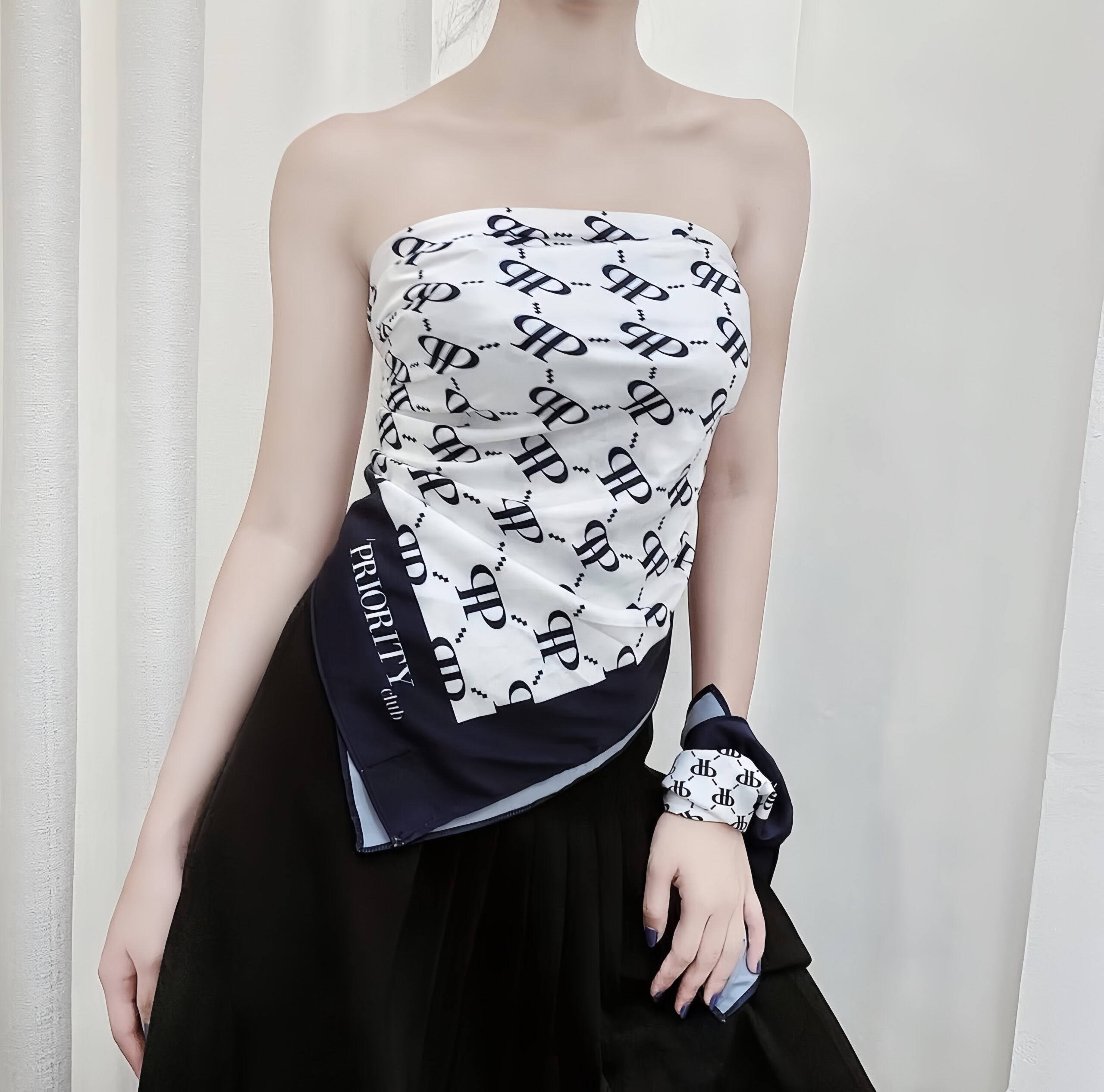 將同色系絲巾系在手腕上，增加協調感。