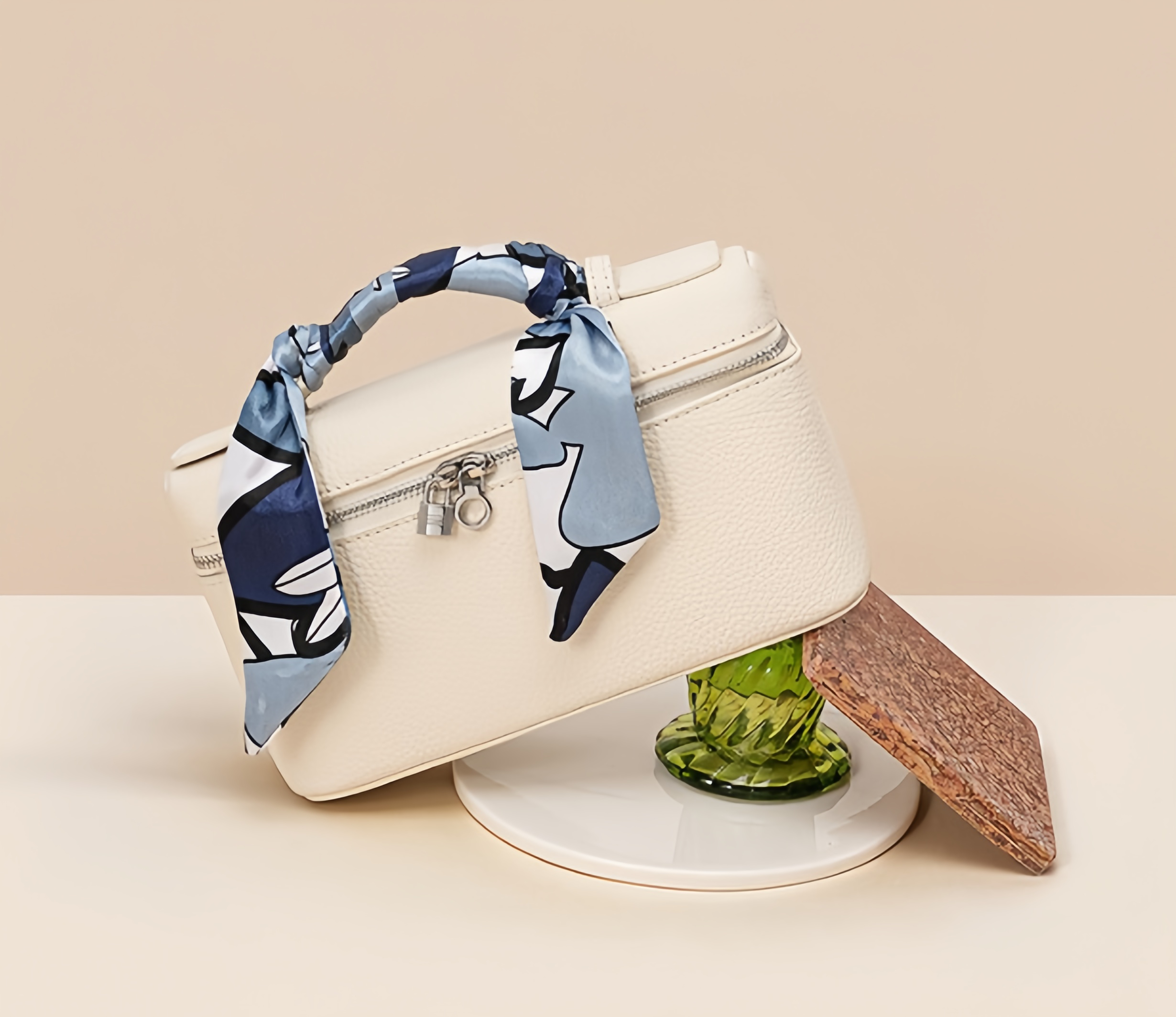 將絲巾系在純色包包上，製造撞色亮點。