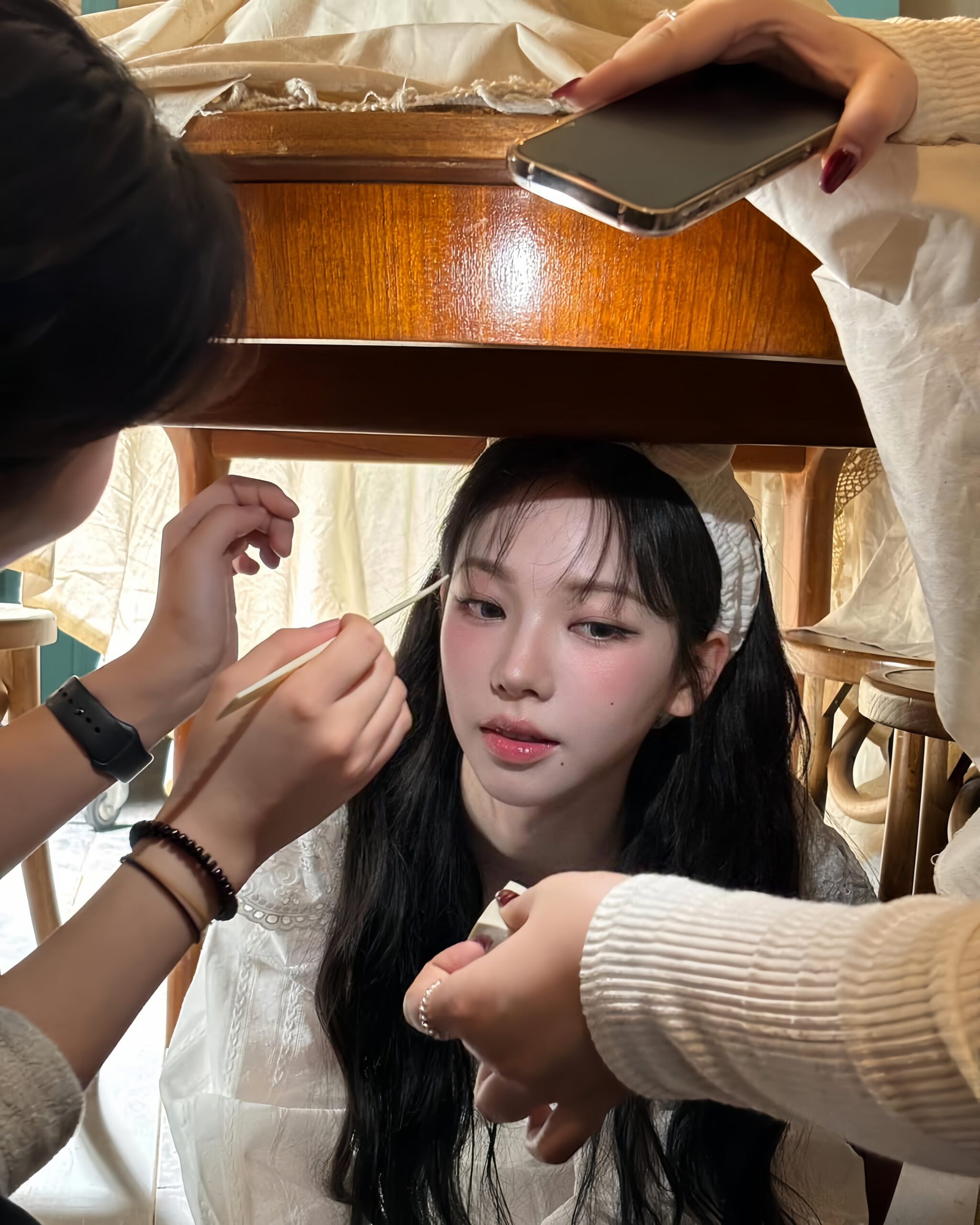 用化妝刷化高光更顯妝容清透。