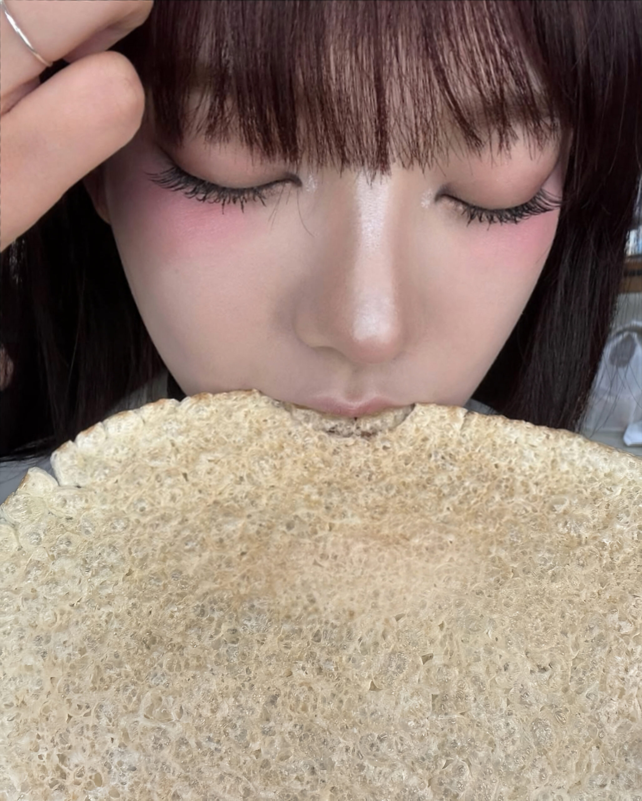 整條鼻梁掃上高光，會顯得比較突兀。