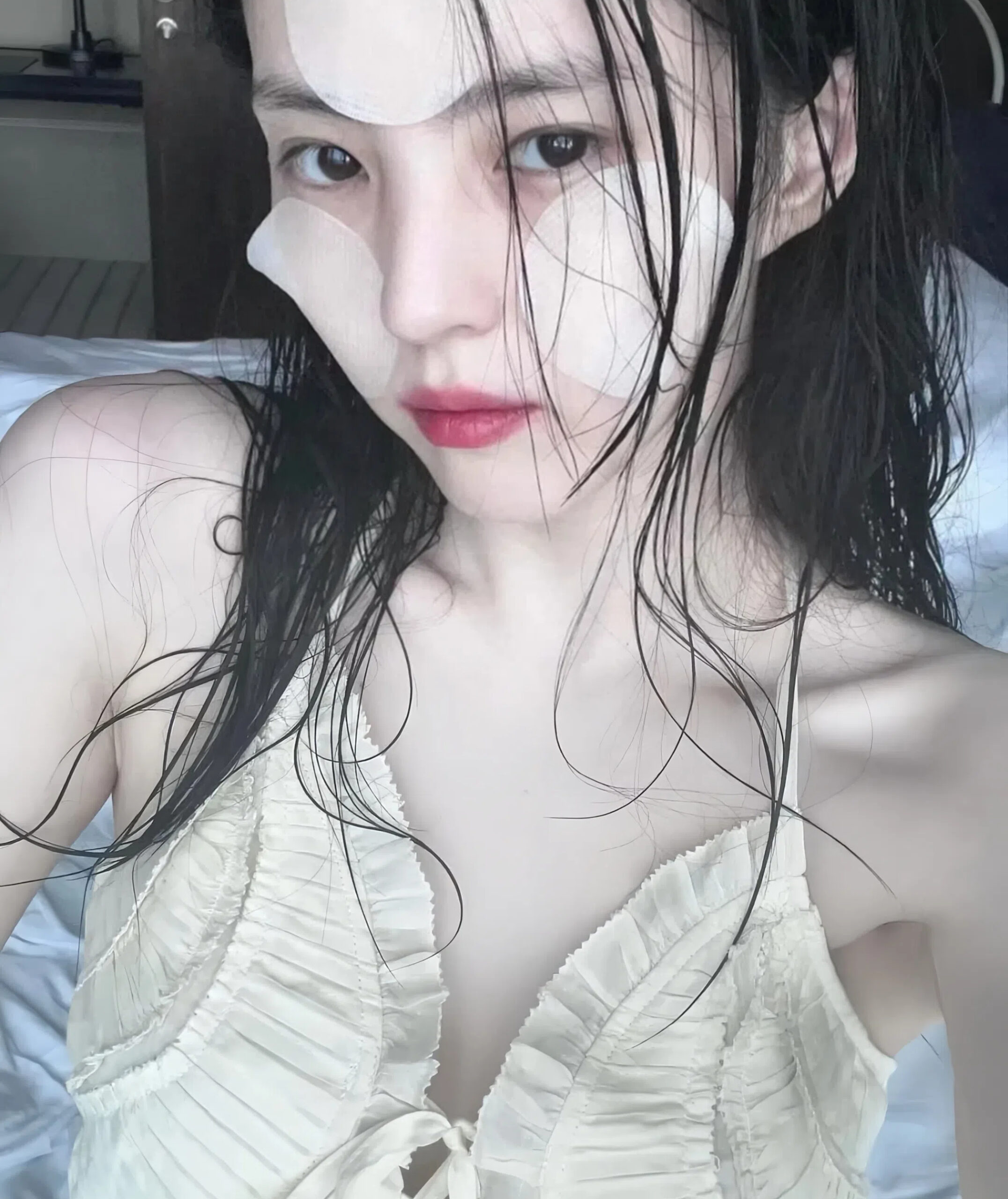 韓韶禧在ig上分享用棉片護膚的日常。