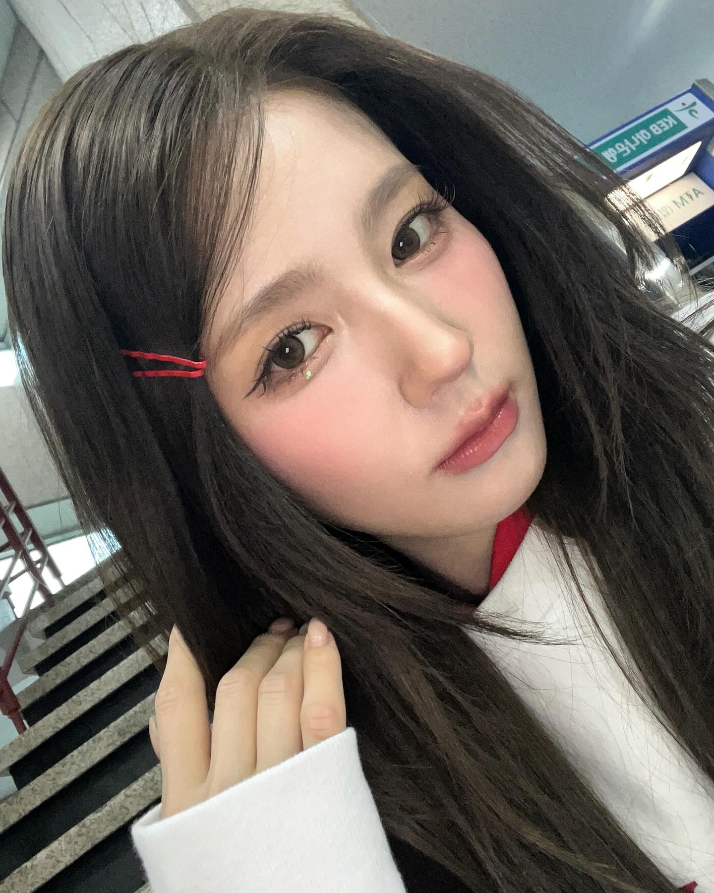 從底妝到頰彩與唇妝的精心疊加,每個步驟都藏著薇娟的小巧思