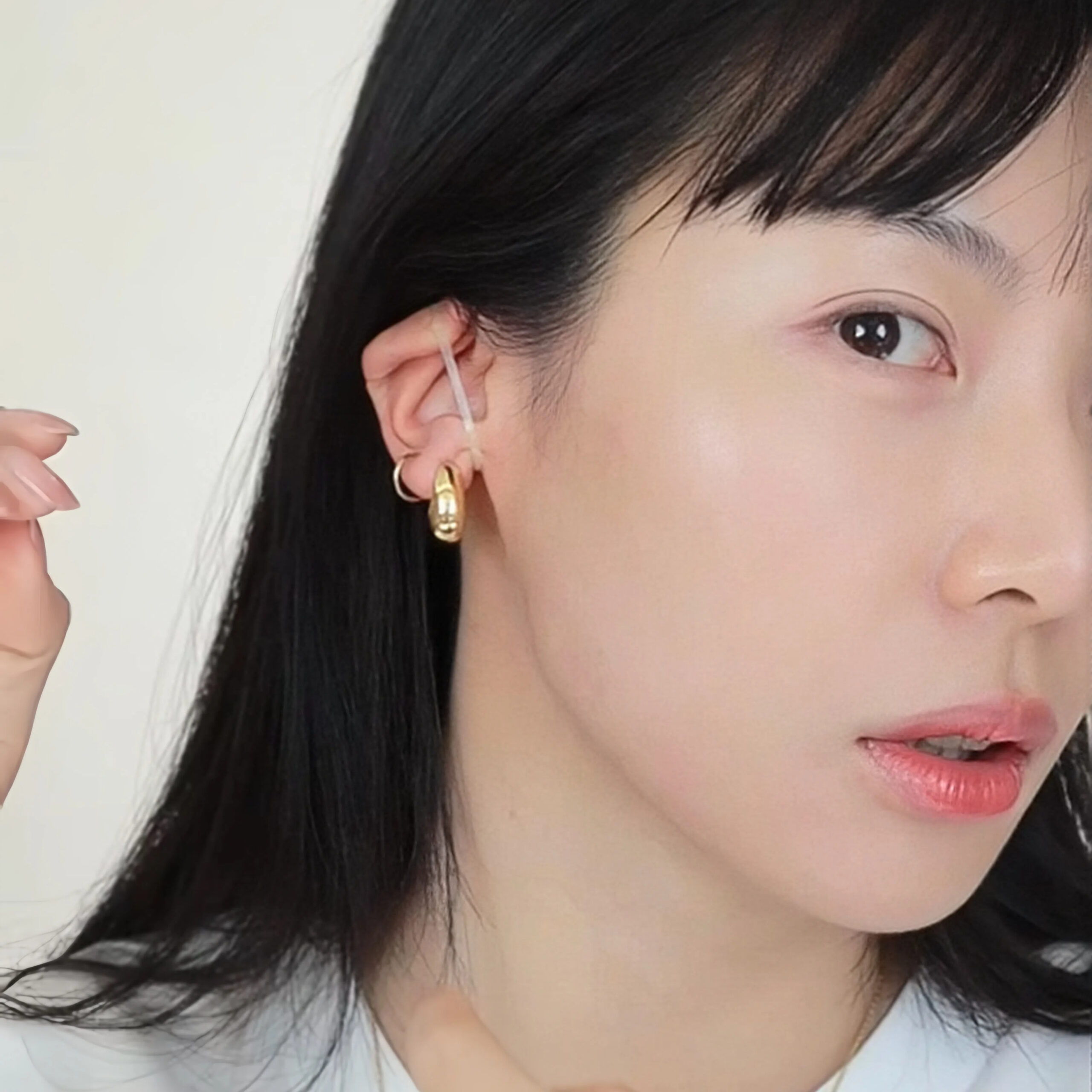 用小皮筋綁住雙耳根部。