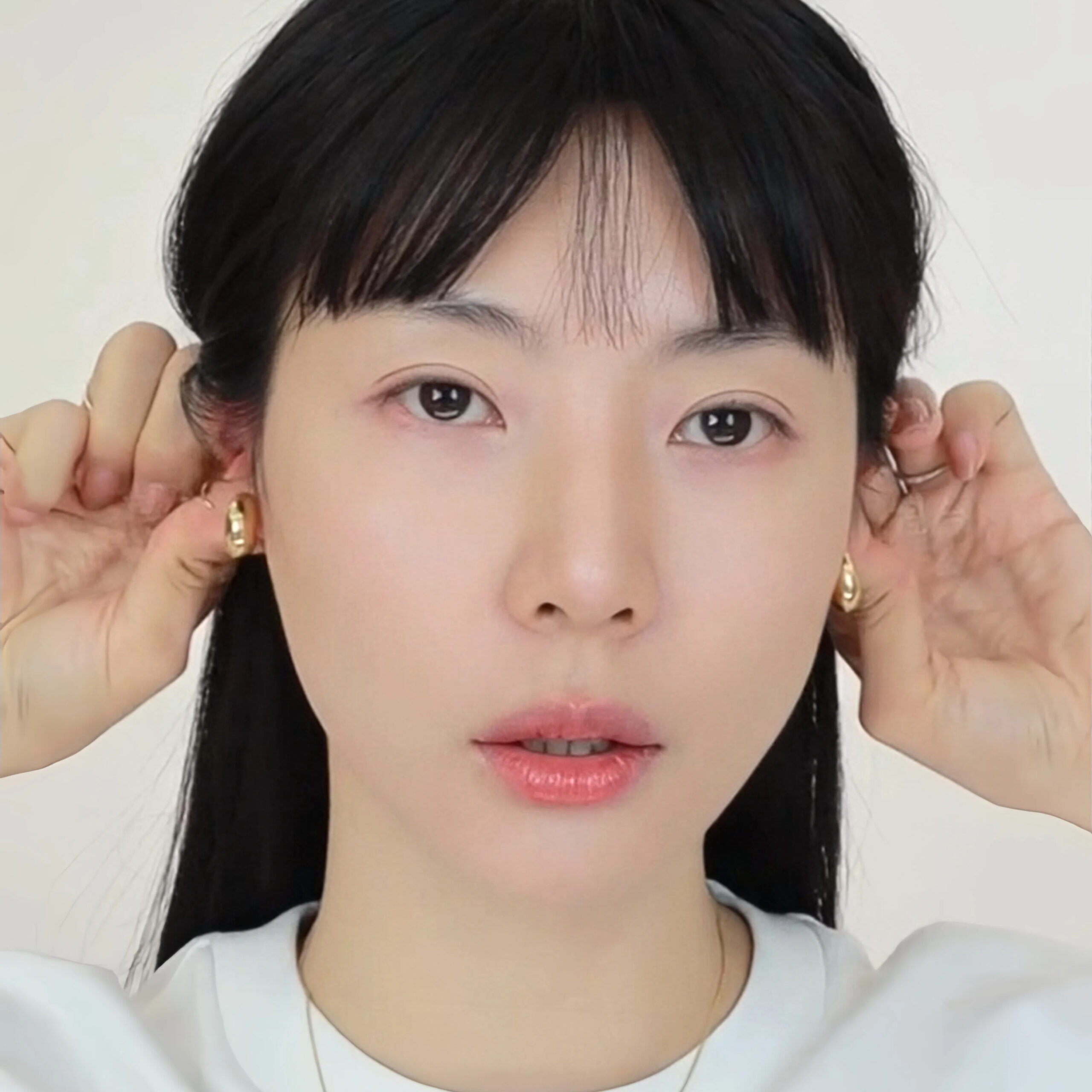 用手指揉捏耳朵,以畫圈方式按摩。