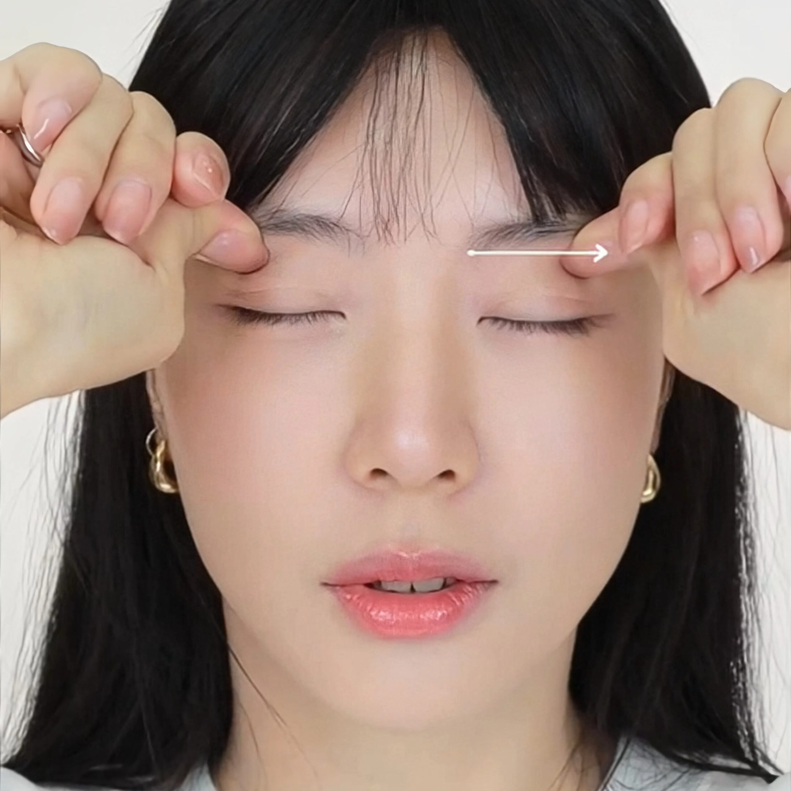 按壓眉骨下方的凹陷處。