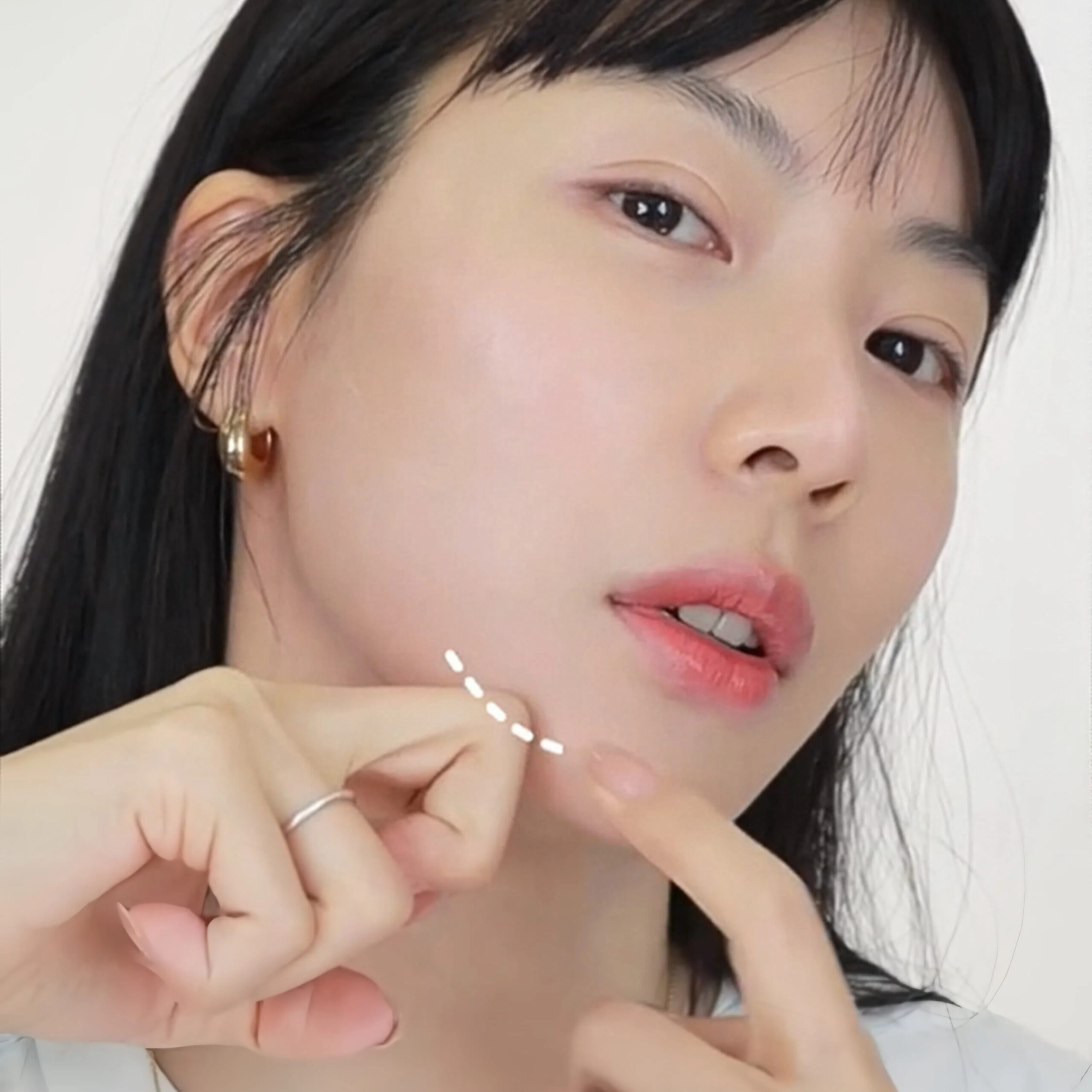 食指貼緊下頜外側,中指貼緊下頜內側。