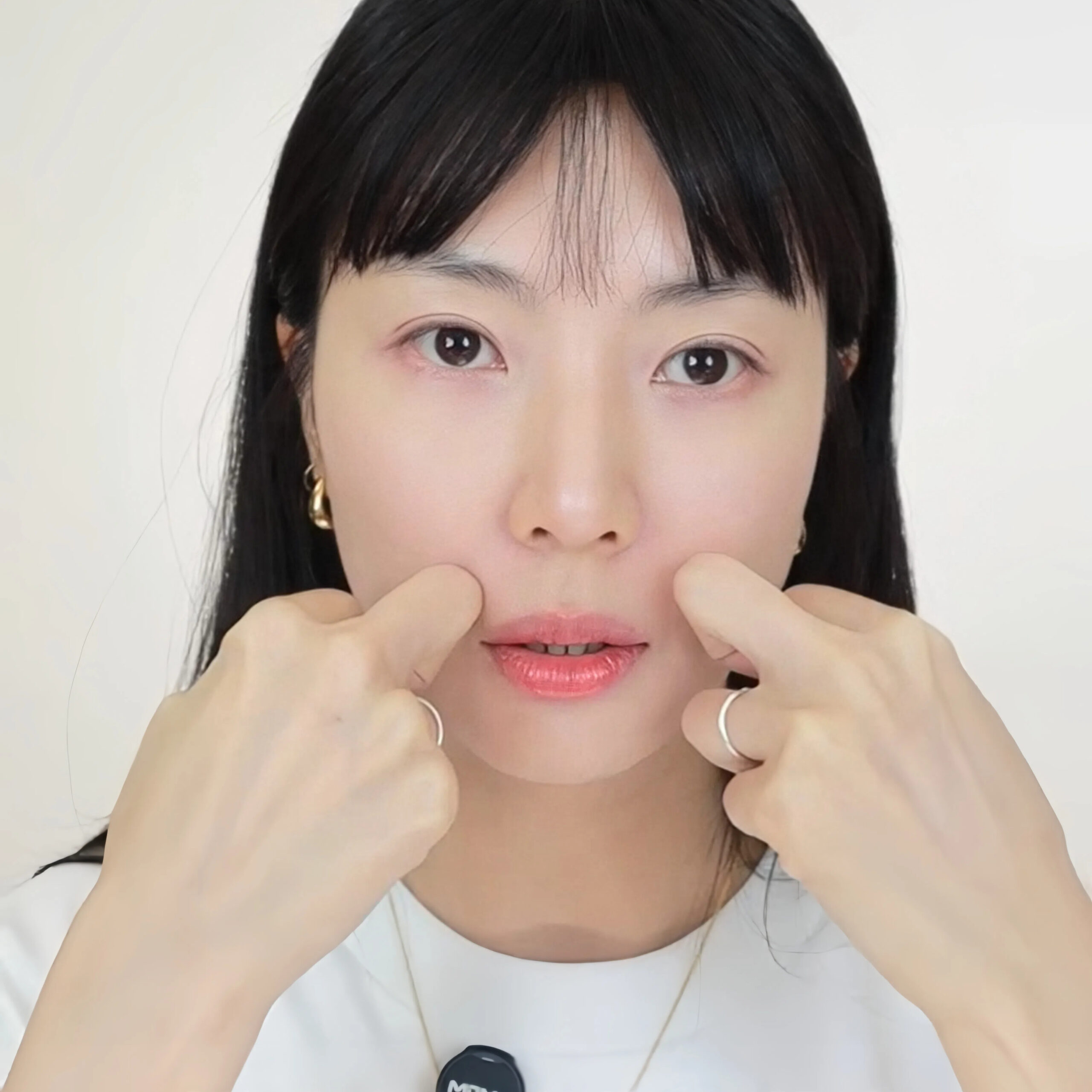 彎起中指指節,以畫圈方式輕柔按摩唇周肌肉。
