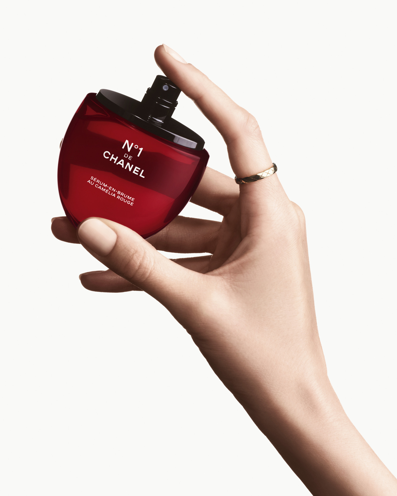 CHANEL全新「一號紅山茶花精華噴霧」不只是保濕鎮靜噴霧,更是高效抗老精華!