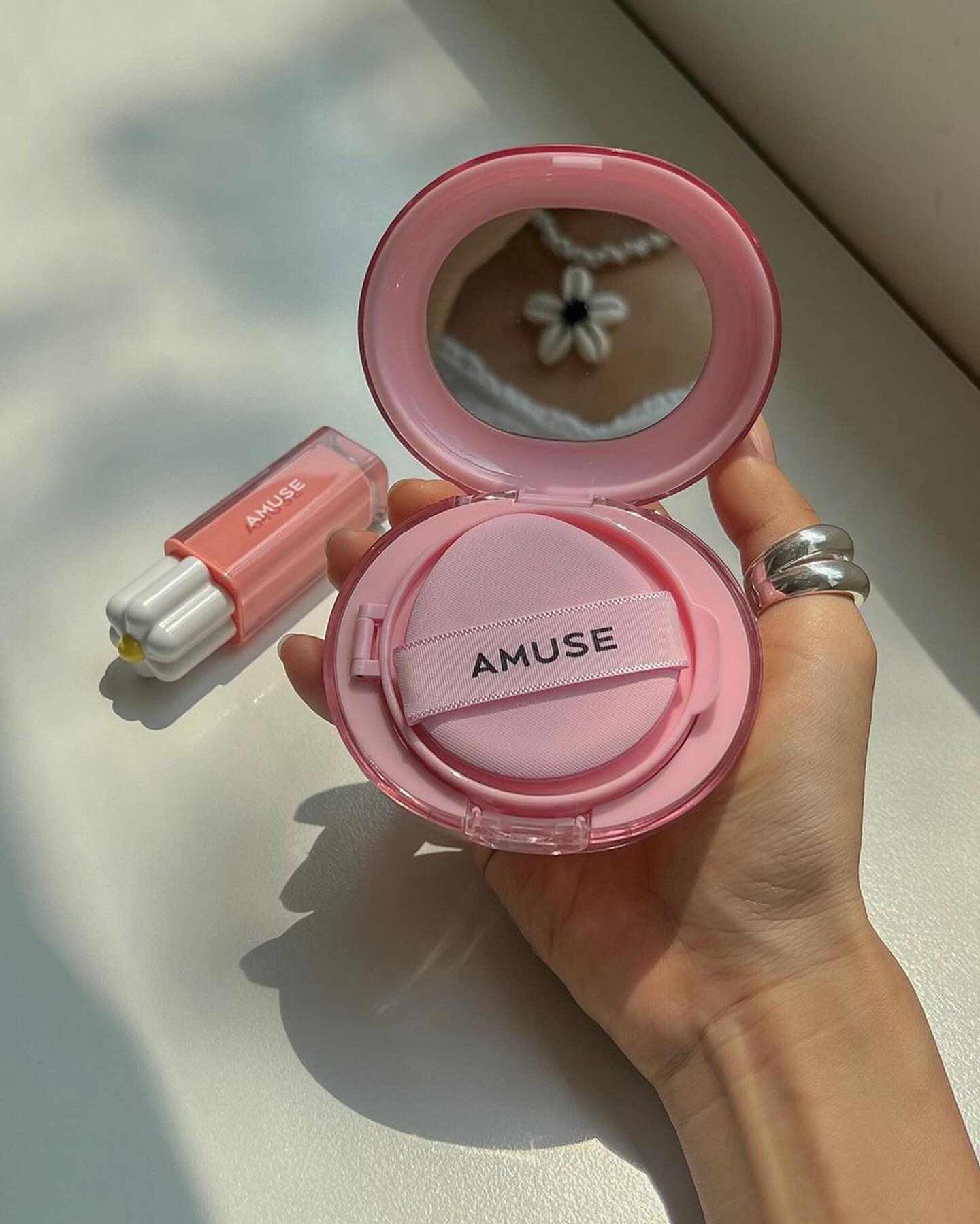 它能恰到好處地提亮膚色,隱約修飾小瑕疵,打造偽素顏的清透妝感