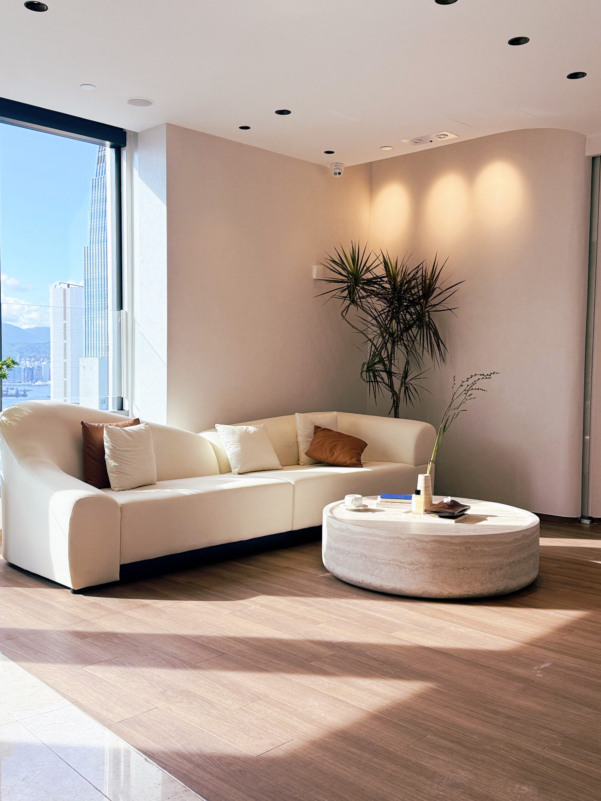 全新的TopGlow美學醫療中心位於中環甲級商廈，又靚又放鬆！