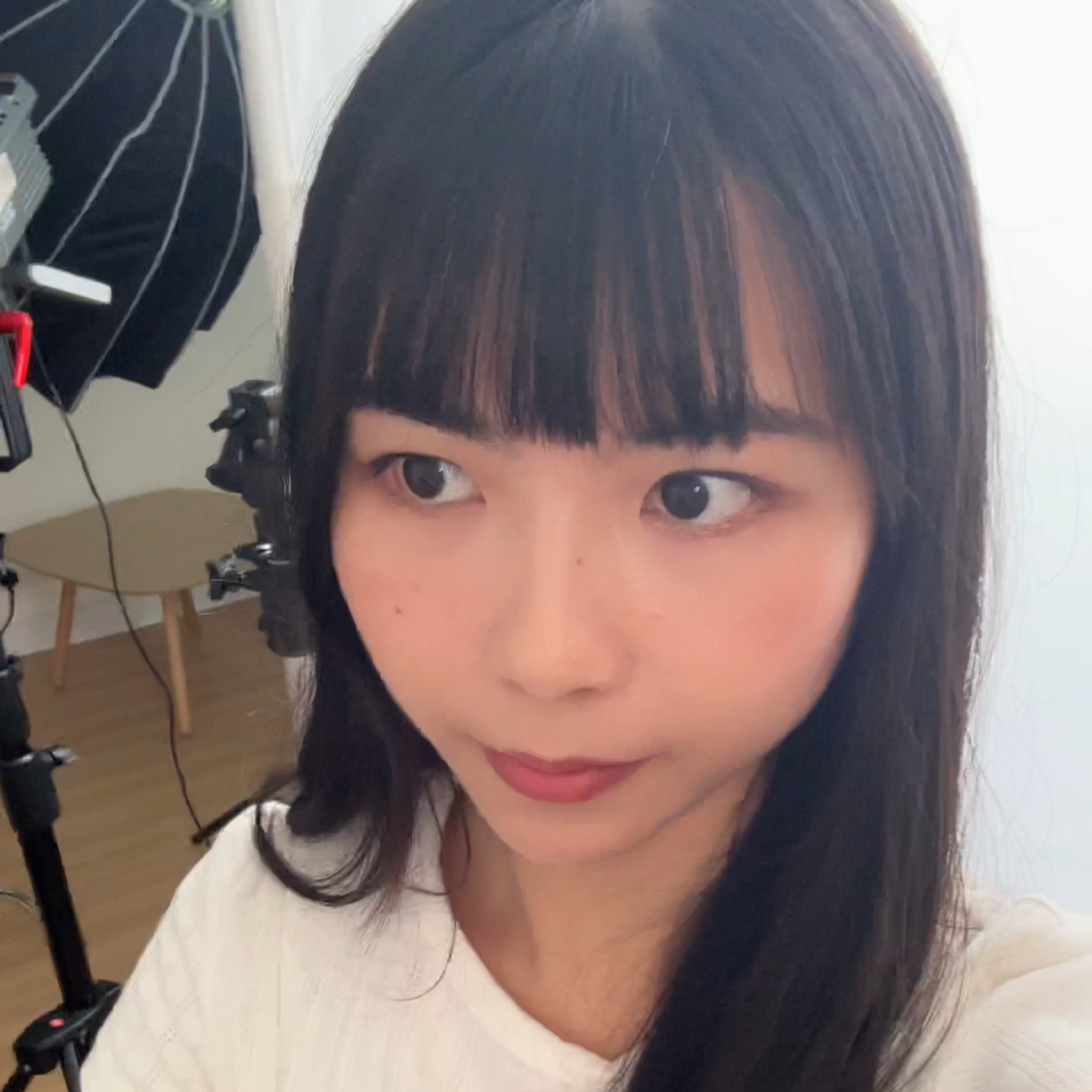 測試結果：髮絲有少許移位，但造型基本零走樣。