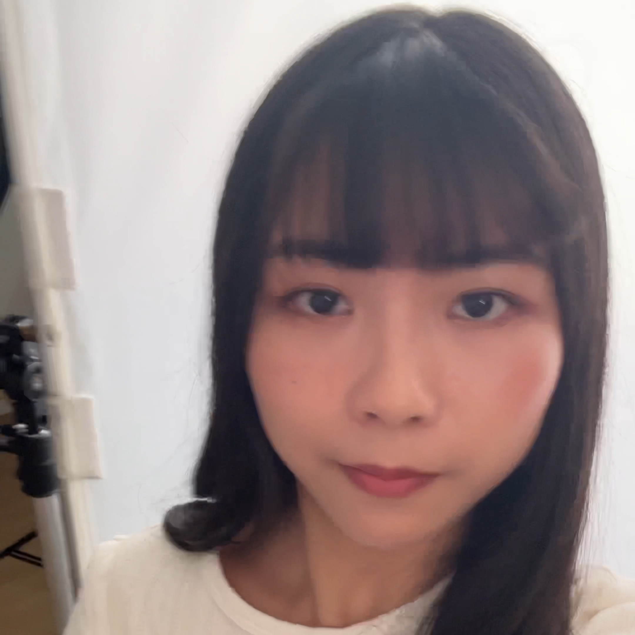 美編親測花王定型噴霧在彈跳測試下的定型效果。