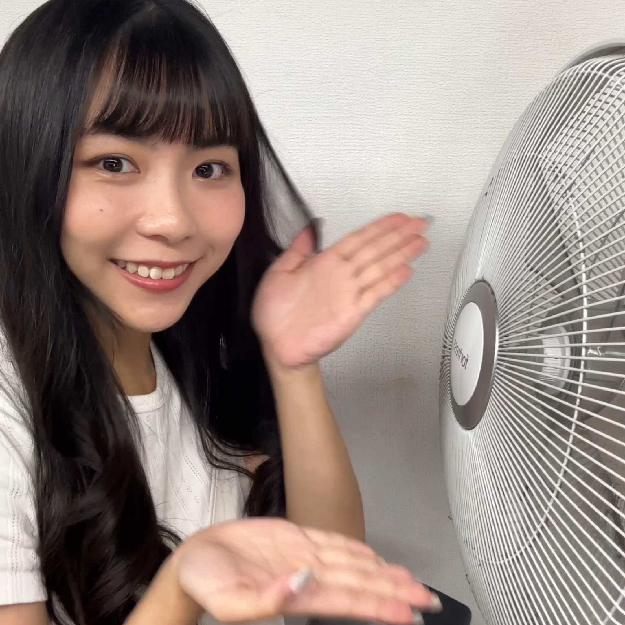 美編親測花王定型噴霧在超強風力下的定型效果。