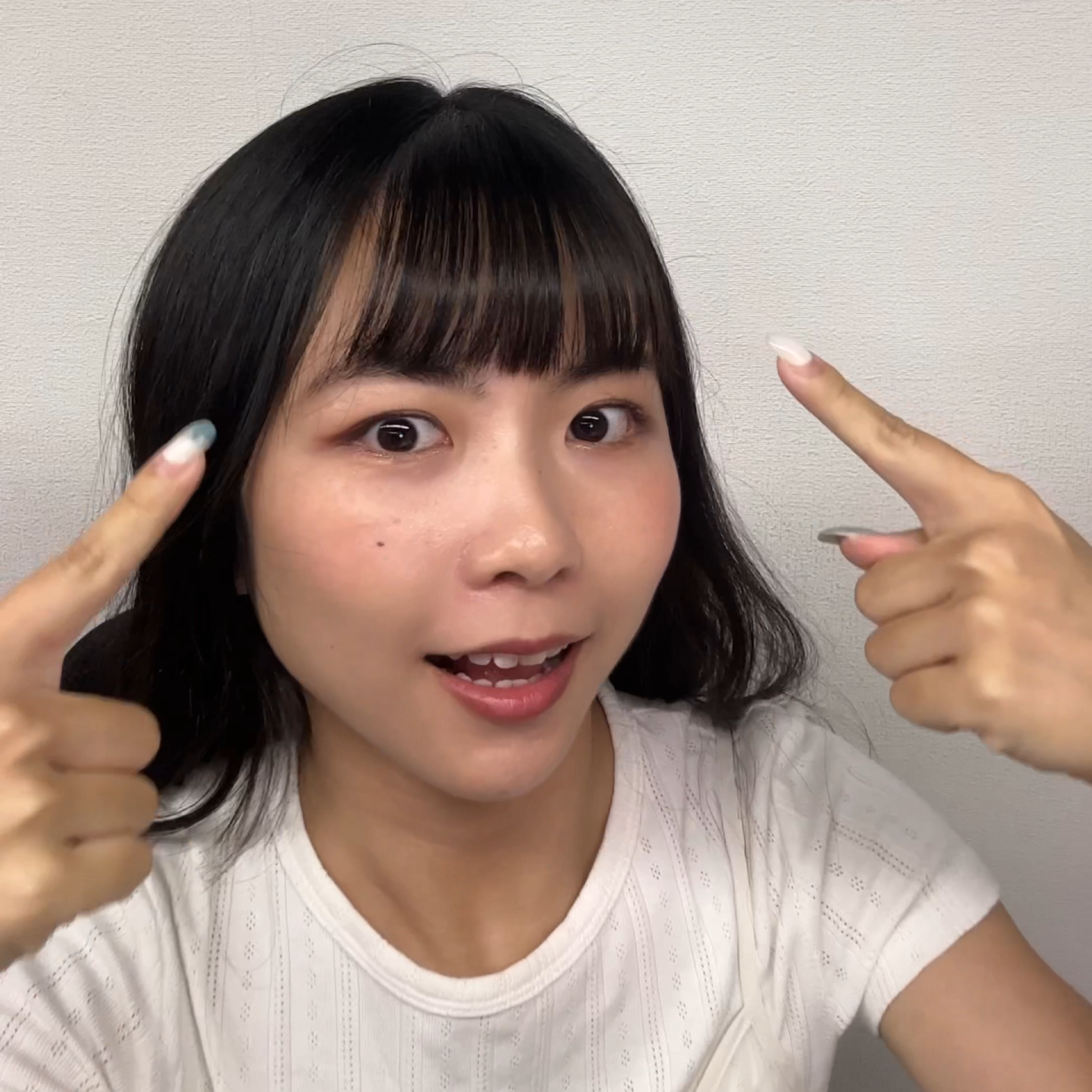 只需用手輕撥幾下，劉海就能恢復原樣。