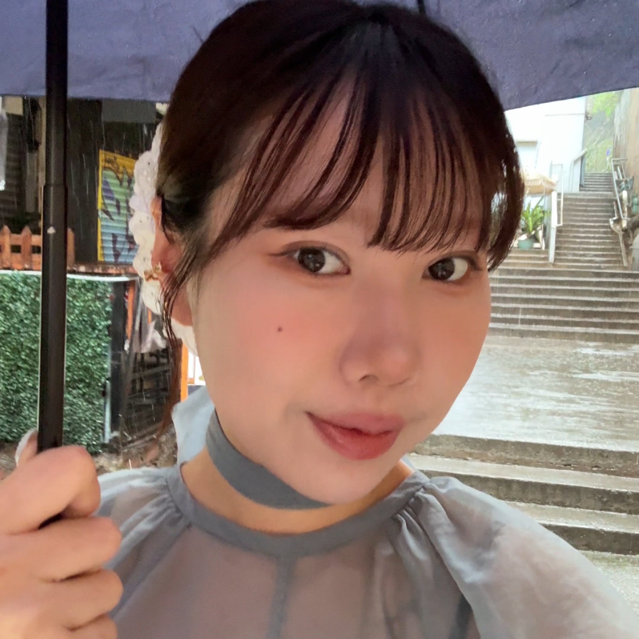 美編Charmaine是細軟髮質， 下雨天仍保持完美瀏海。