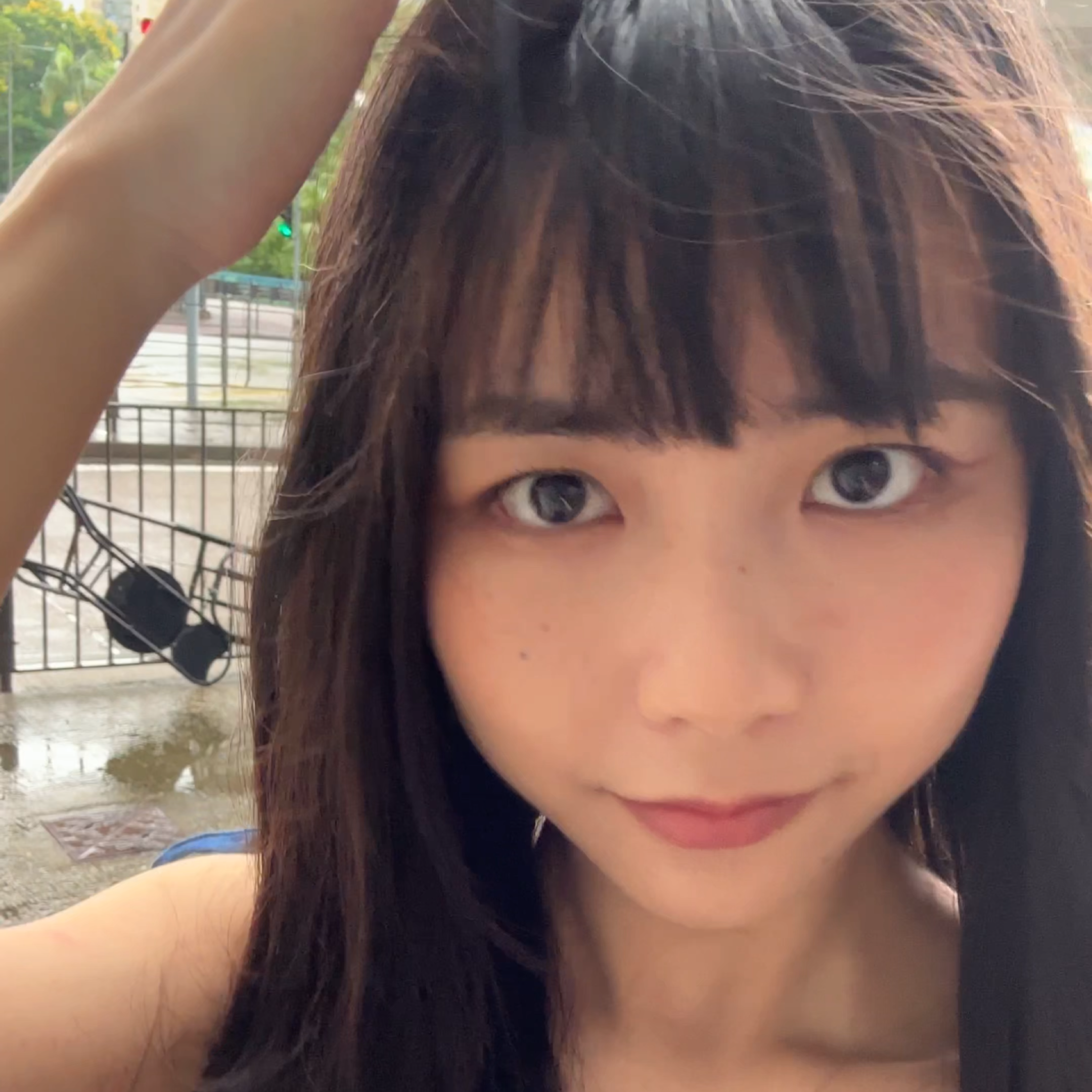 花王定型噴霧在雨天時，粗硬髮質維持時間略短。