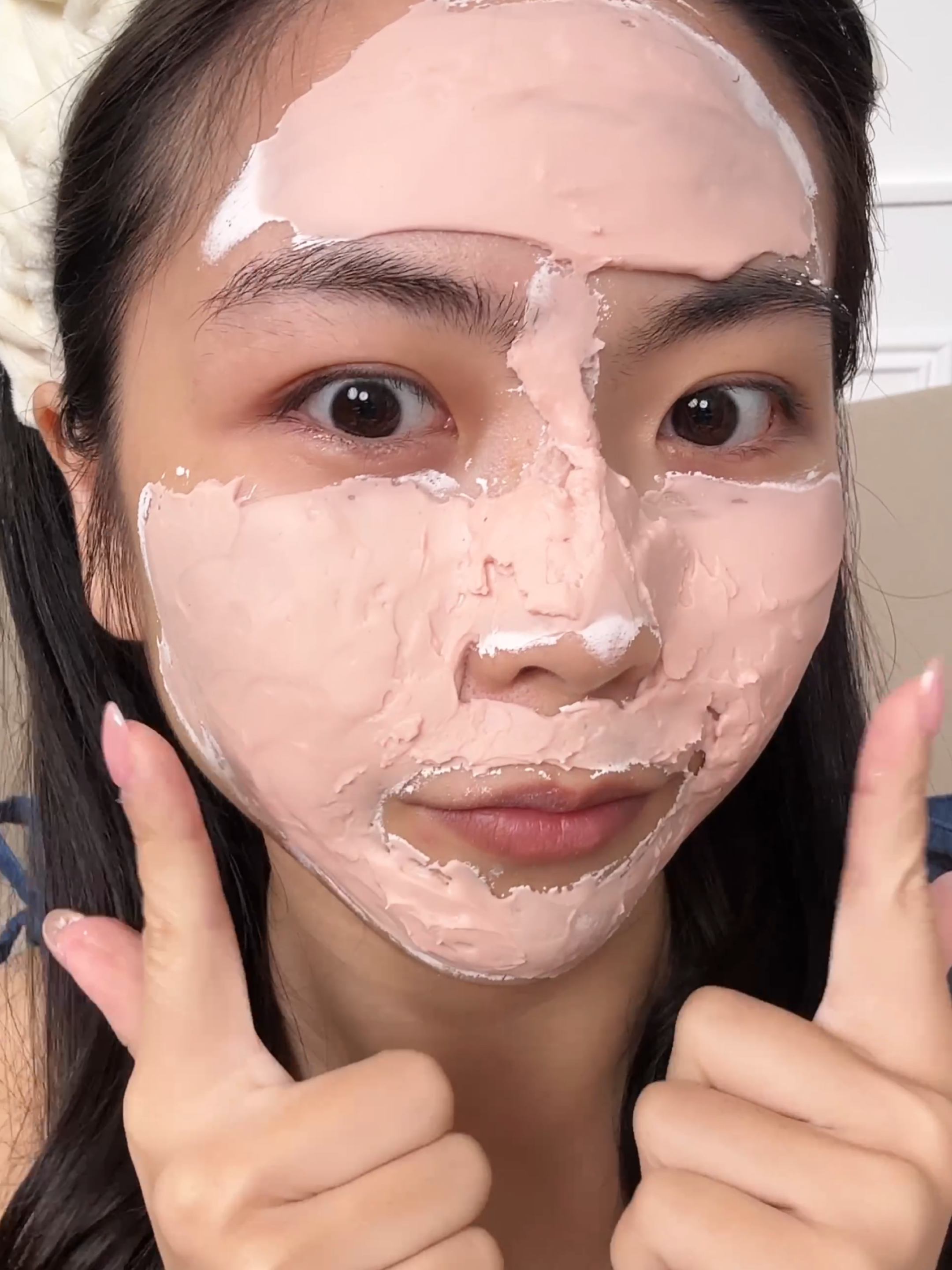 美編上臉實LINDSAY 軟膜粉膚感。