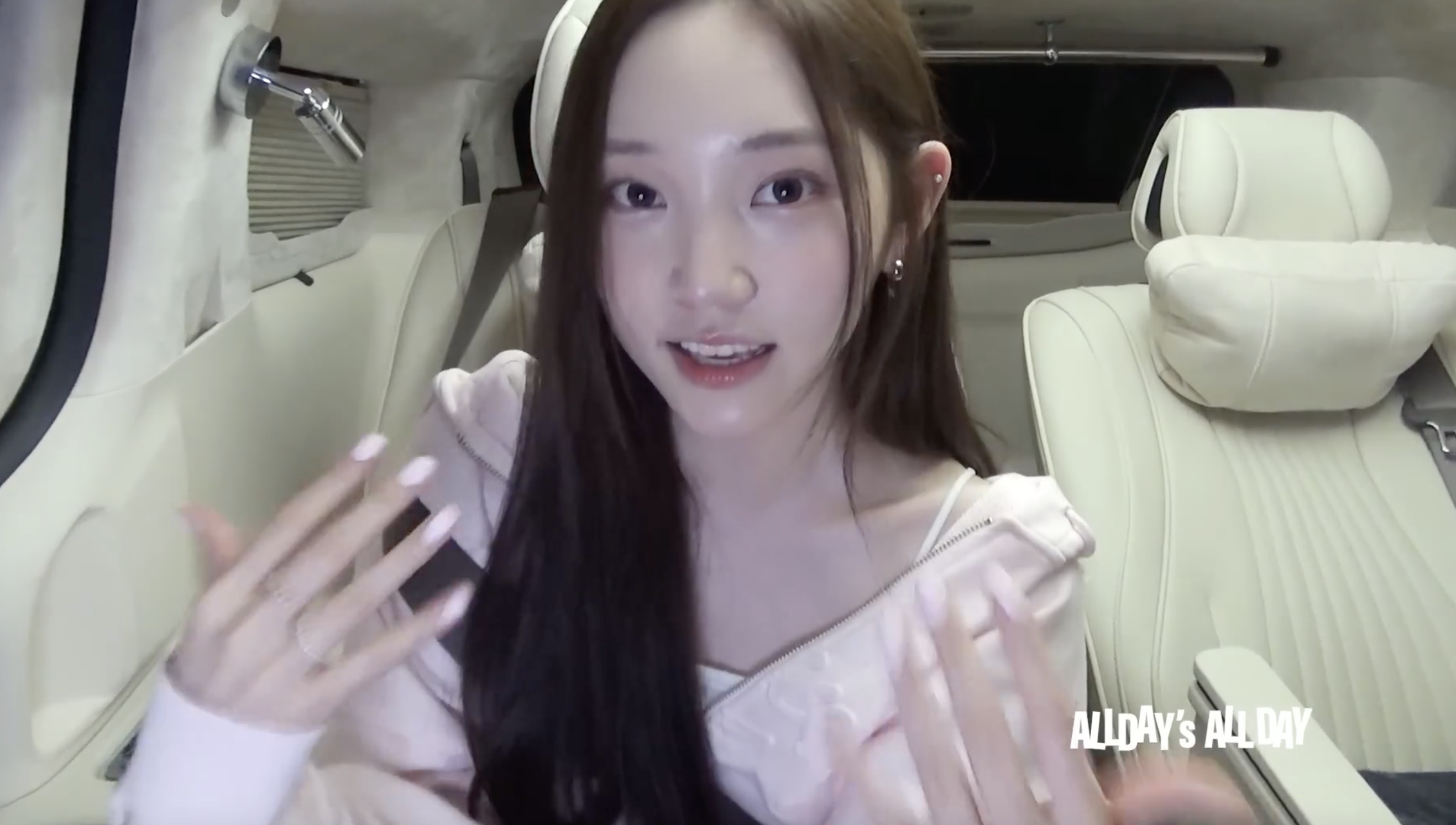 最近官方釋出一支榮書的「上班路快速化妝Vlog」