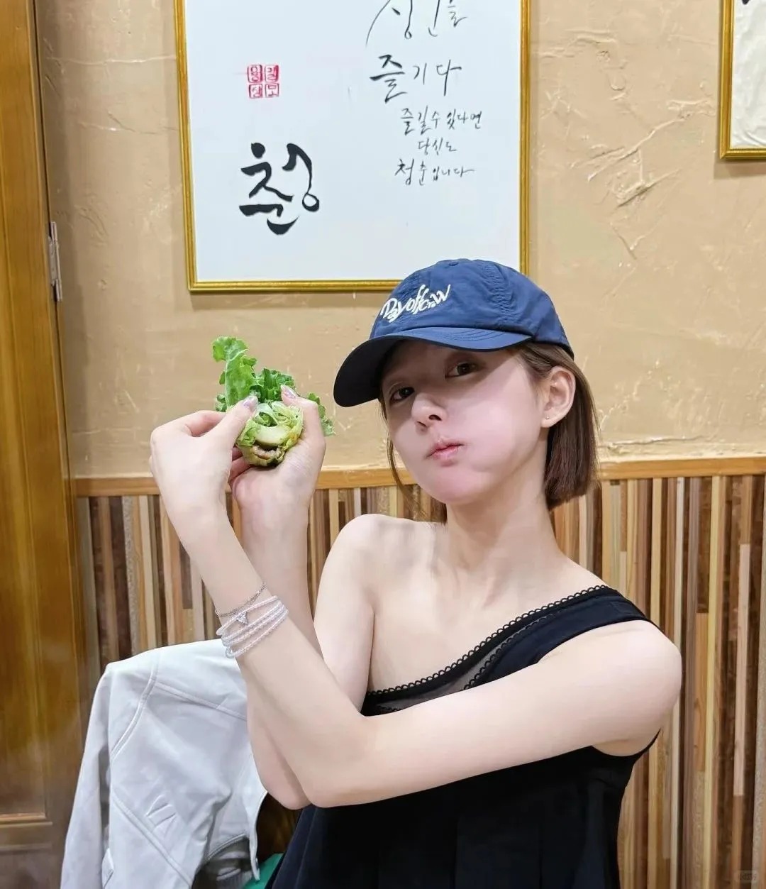 蔬菜能參與色氨酸合成褪黑激素的過程。