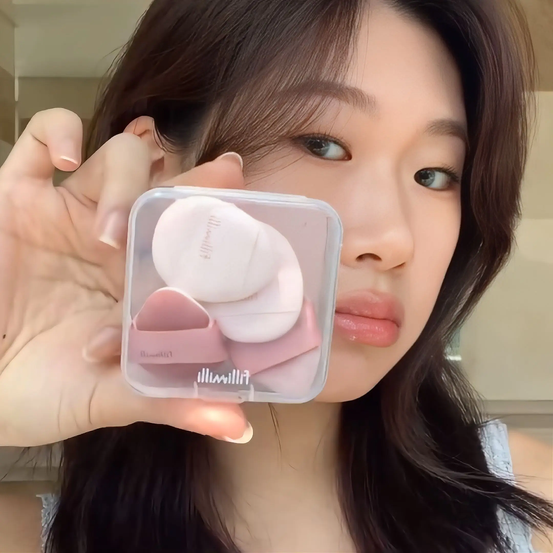 粉色和白色兩種粉撲，乾濕兩用。