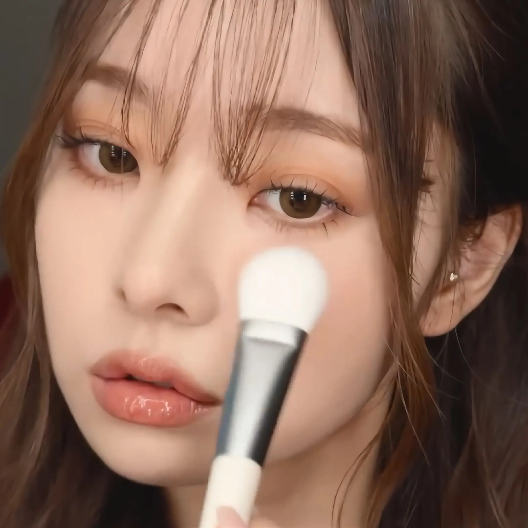 適合用於質地偏霜狀、乳膏狀的胭脂。