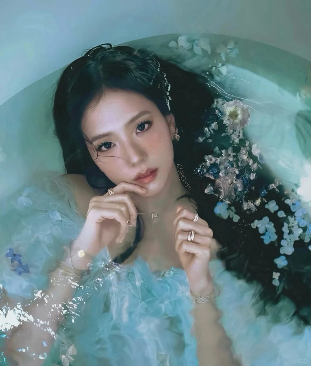 藍色帶著恰到好處的神秘距離感，讓人忍不住想一探究竟。