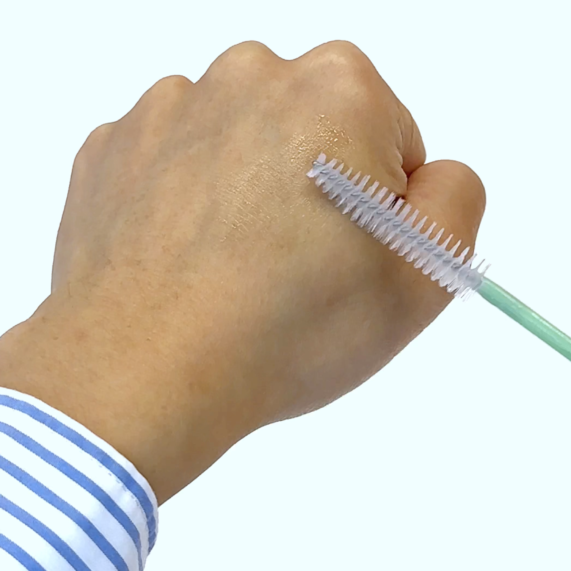 透明的精華狀質地，觸感輕盈，完全不黏膩。