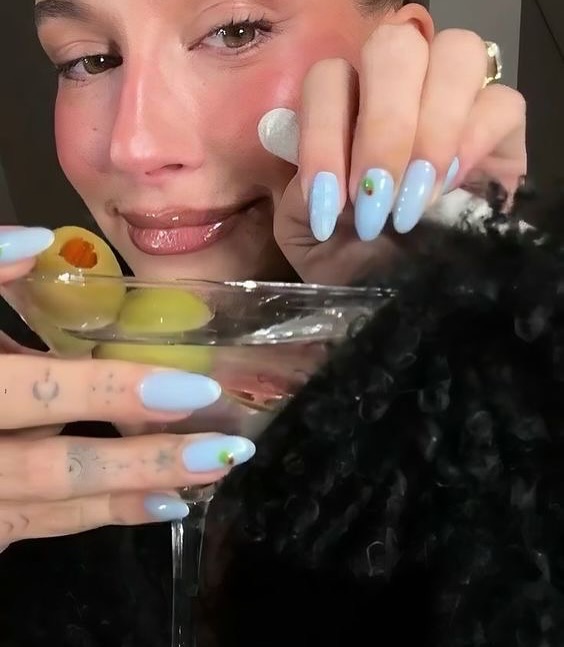 Hailey Bieber 同款橄欖藍