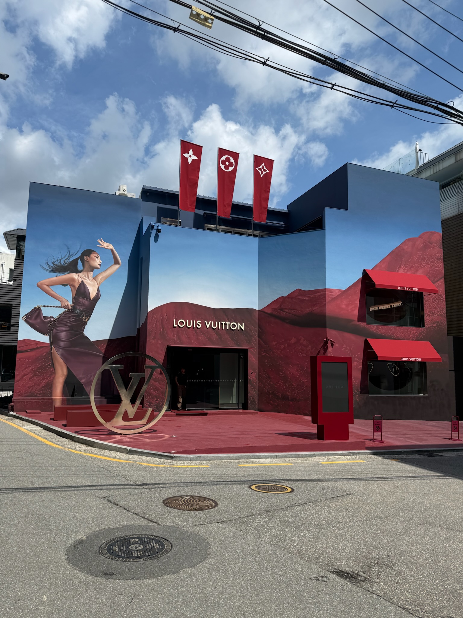 為慶祝La Beauté Louis Vuitton的誕生，品牌在首爾狎鷗亭Dosan打造了一間3層樓的期間限定店