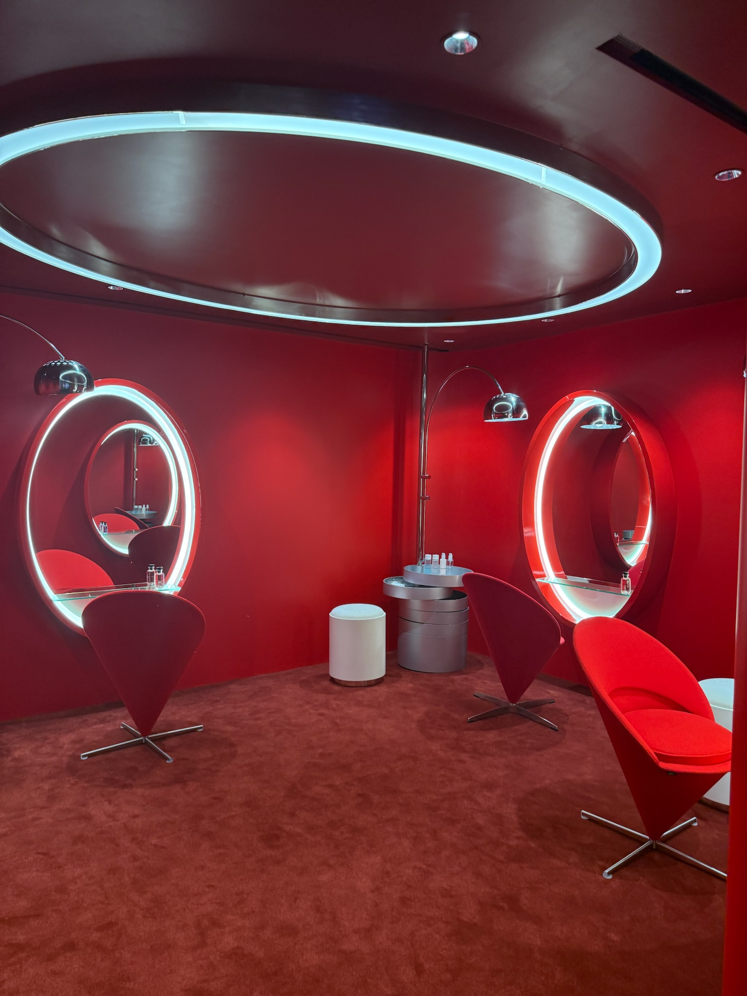 走進期間限定店1樓，映入眼簾的是互動試妝鏡