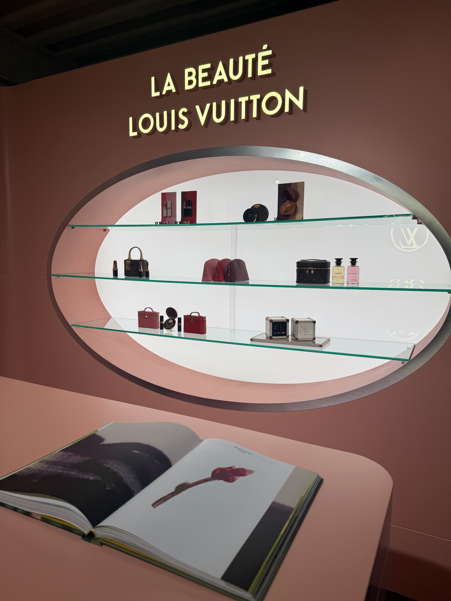 化妝台與香氛區的氛圍設計，讓人宛如走進品牌專屬的私密化妝間