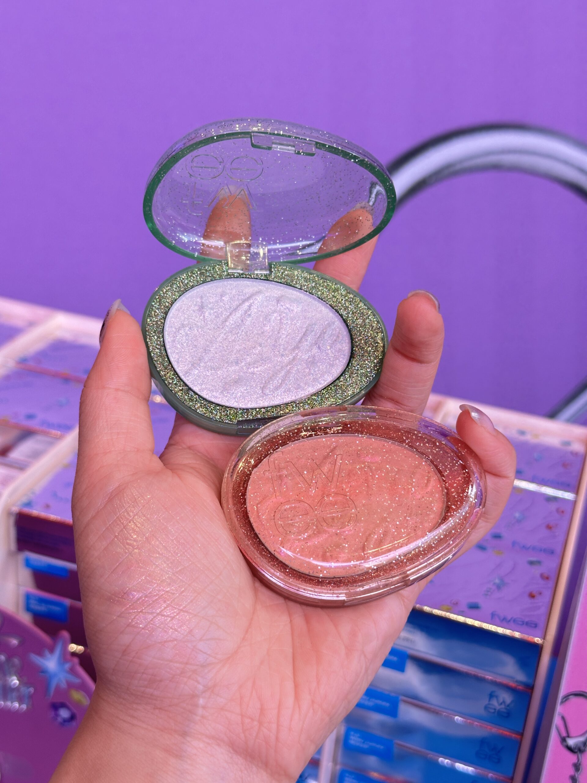 它的特點是光澤層次非常豐富,日常可以用大刷子輕掃