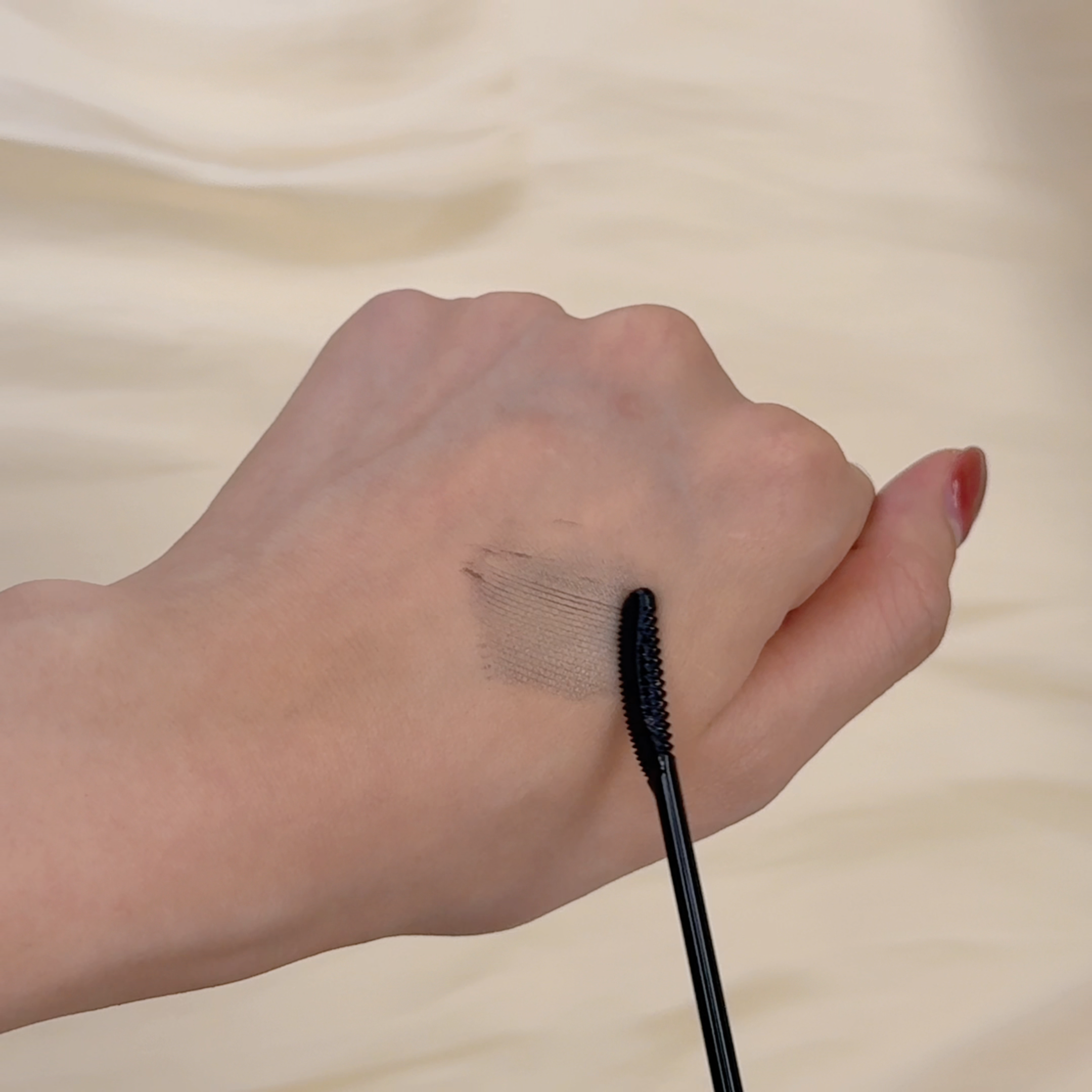 Kingdom束感捲翹睫毛膏的質地。