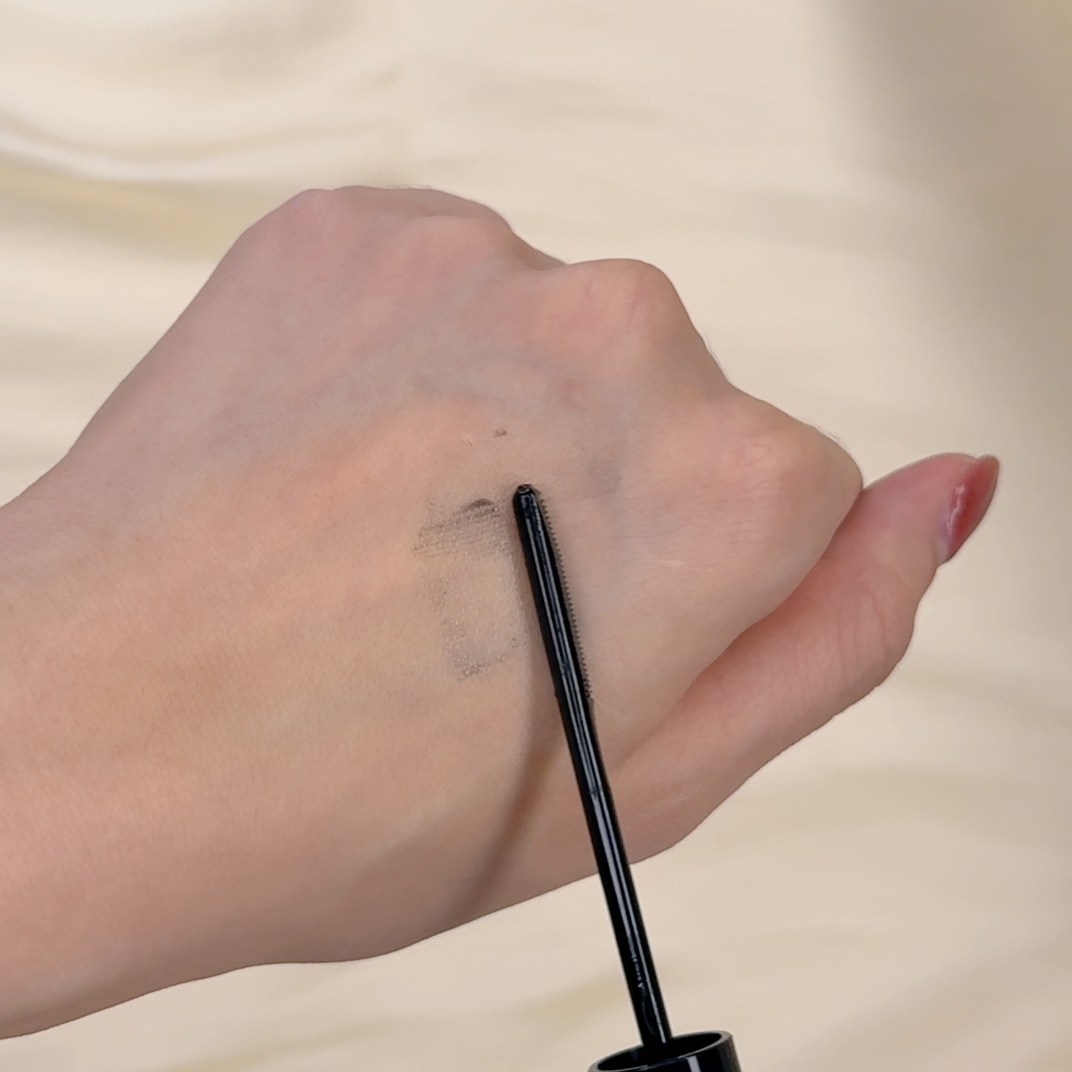 KATE雙重記憶美睫捲翹膏的質地。