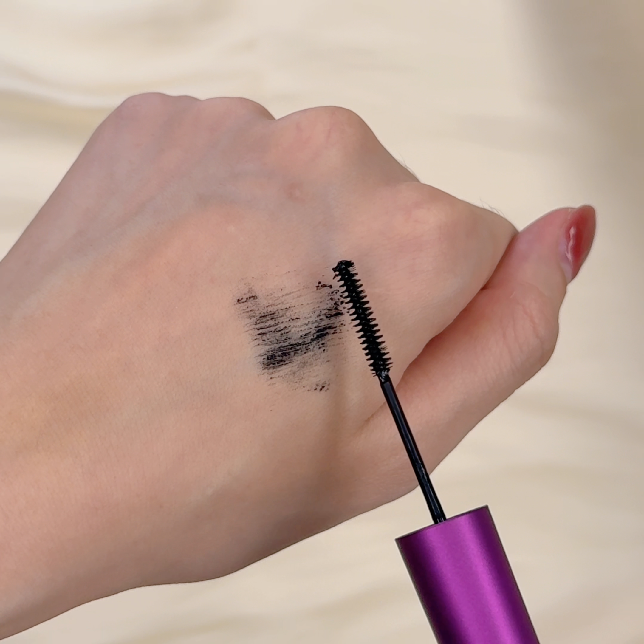 dejavu 極致分明睫毛膏的質地。