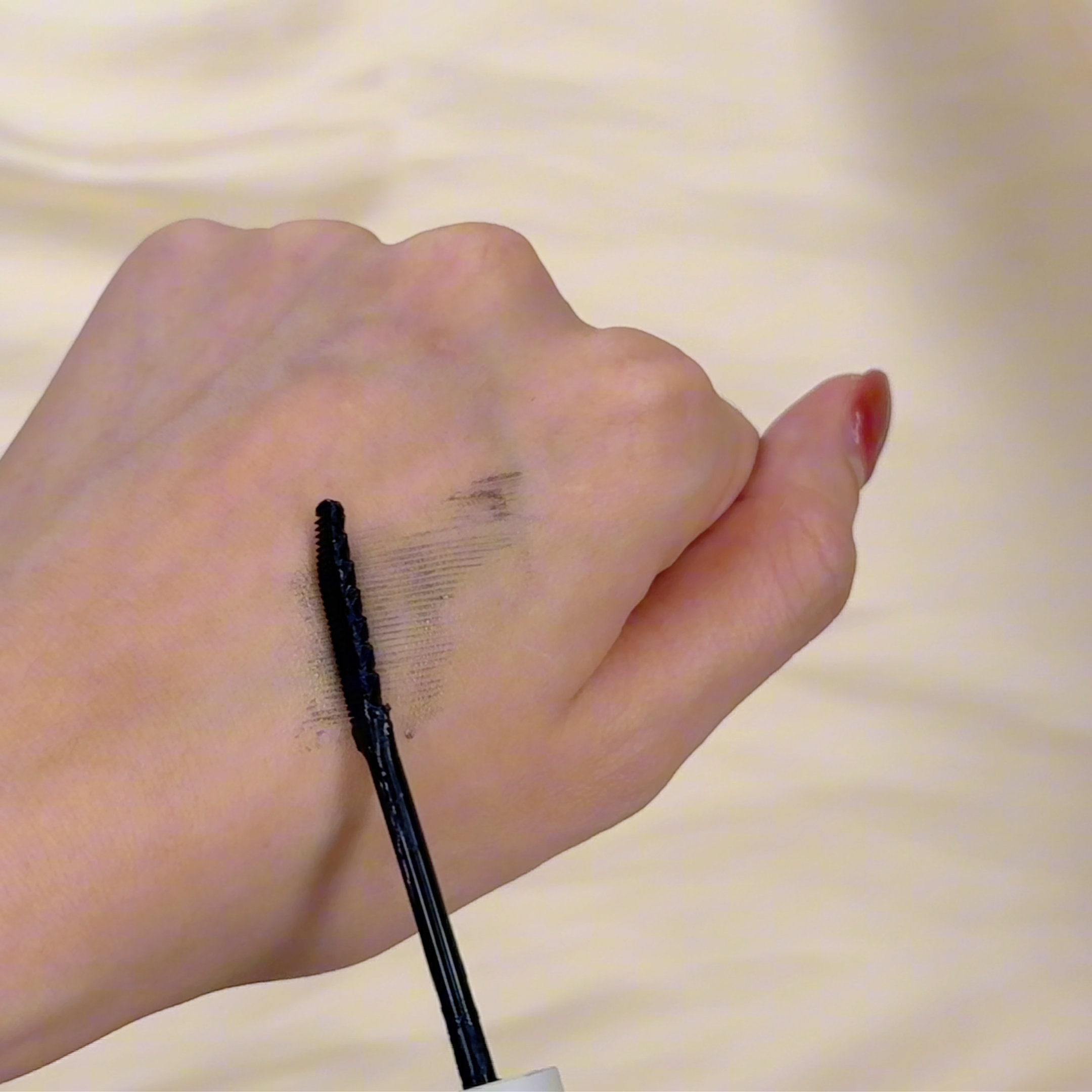 ettusais束感雙頭3D睫毛液的質地。