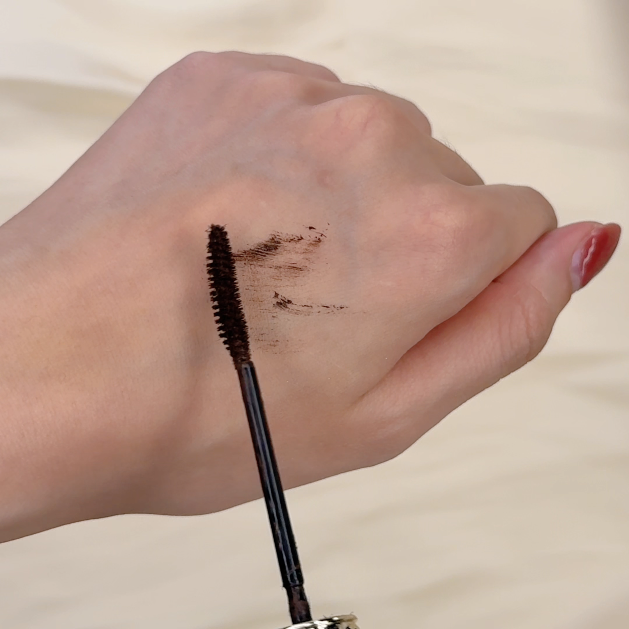 KISS ME激長原生感防水睫毛液的質地。