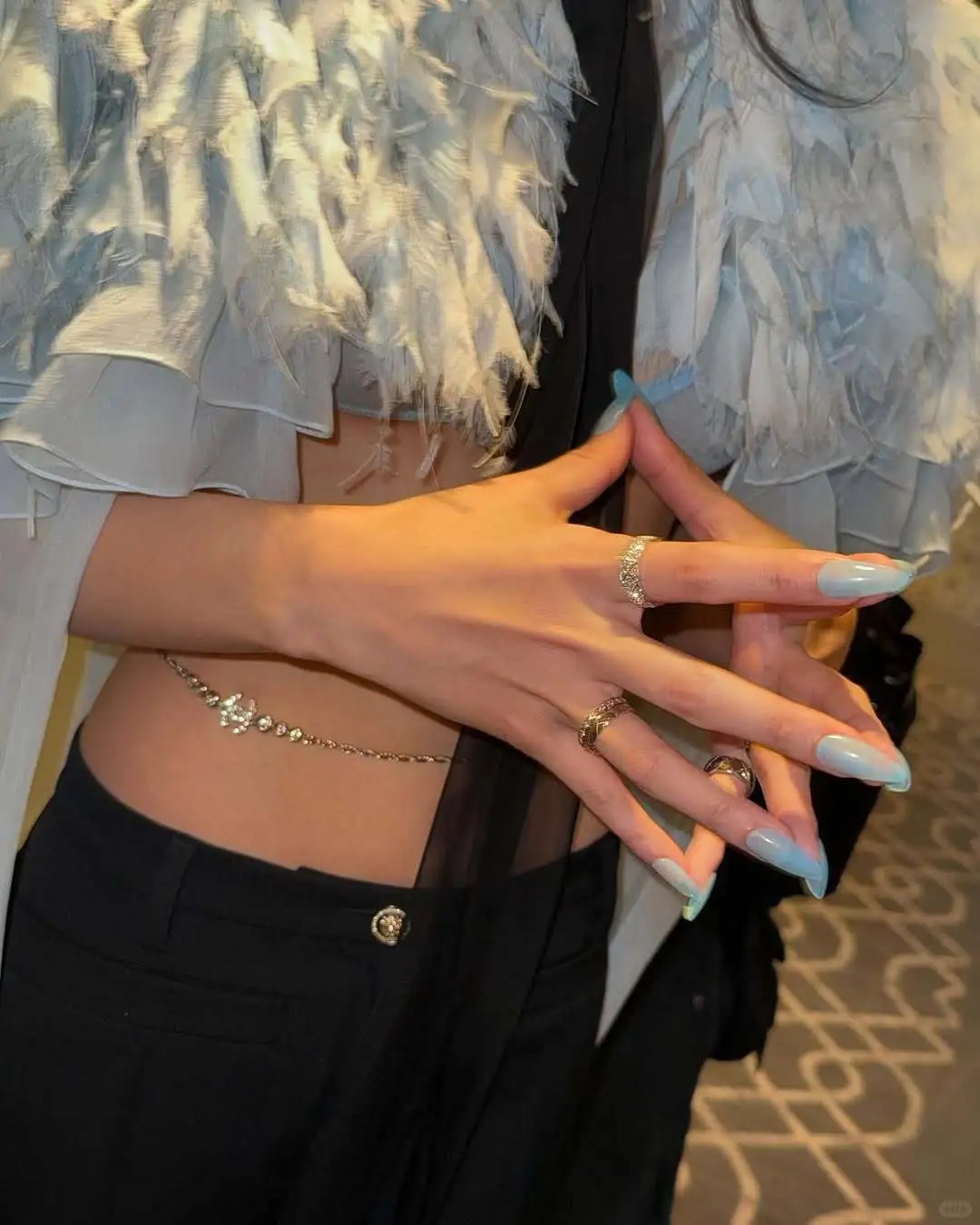 舉手投足間散發出不經意的時髦氣息。