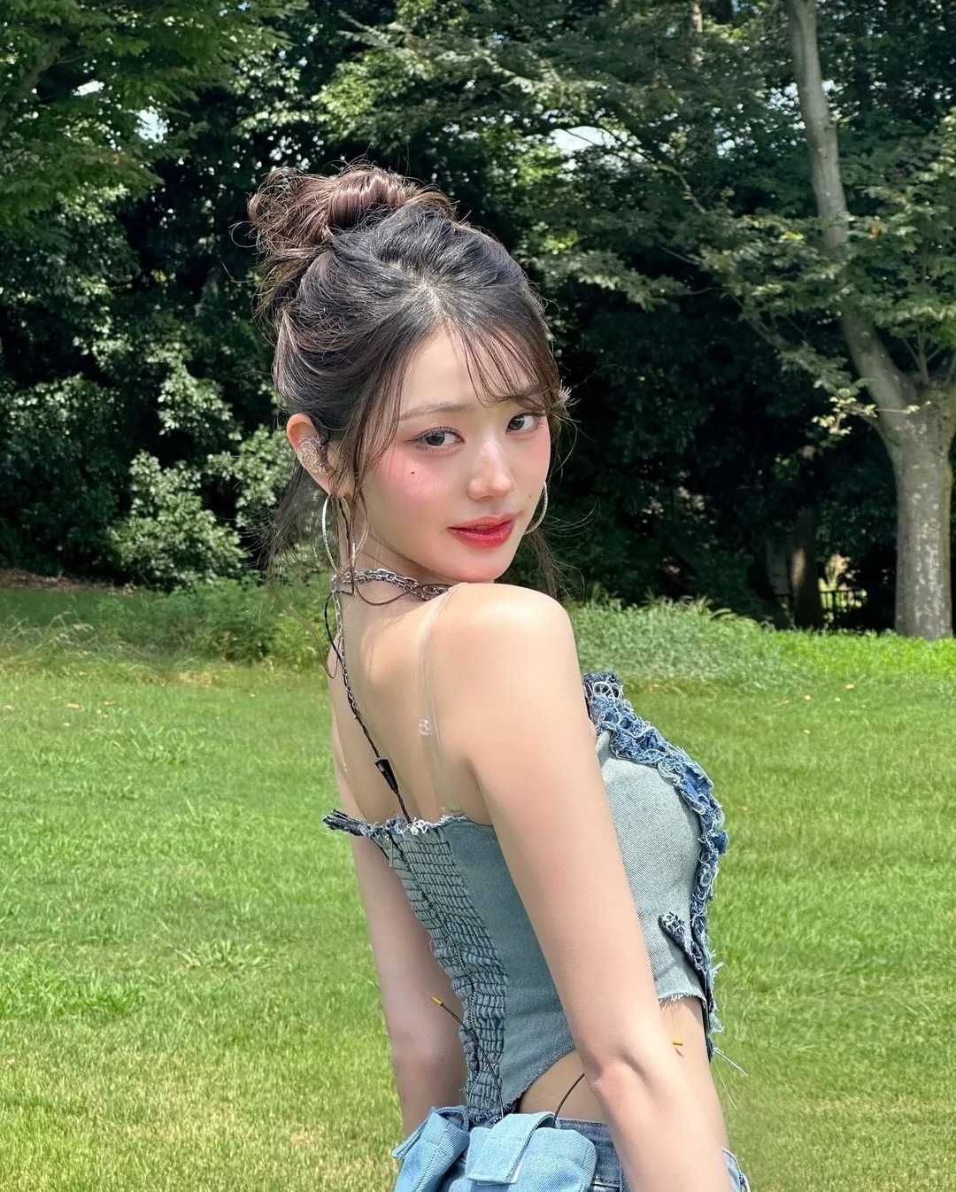 將頭髮全部盤成髮髻，瞬間增添法式優雅