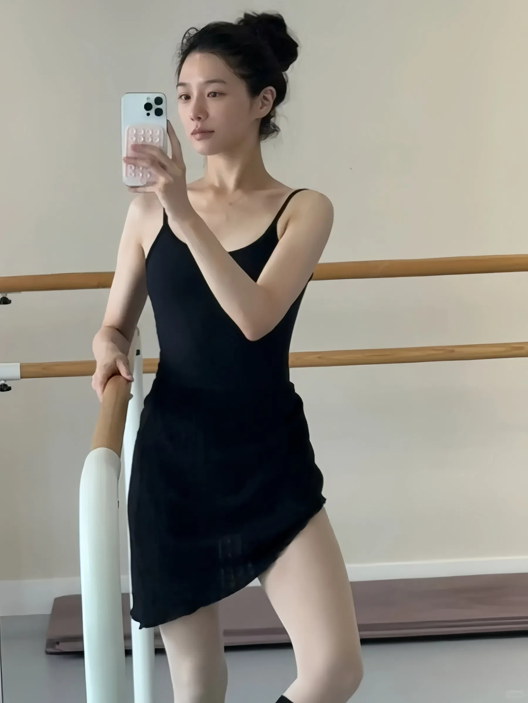 芭蕾深蹲,雙腳打開至比肩膀略寬,腳尖向外轉約45度。