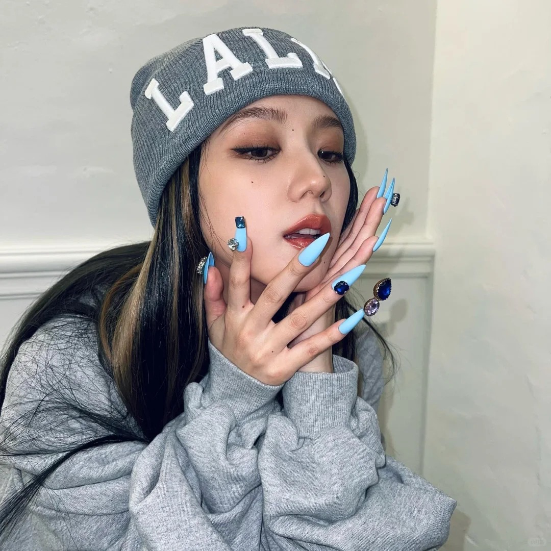 藍色美甲象徵著一種神秘、獨特且讓人忍不住想要靠近的氣質。