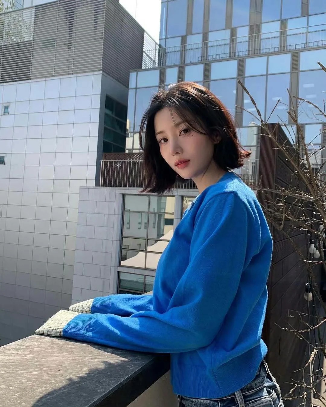 透過打造蓬鬆的髮根和輕盈的髮尾，創造出自然的空氣感。