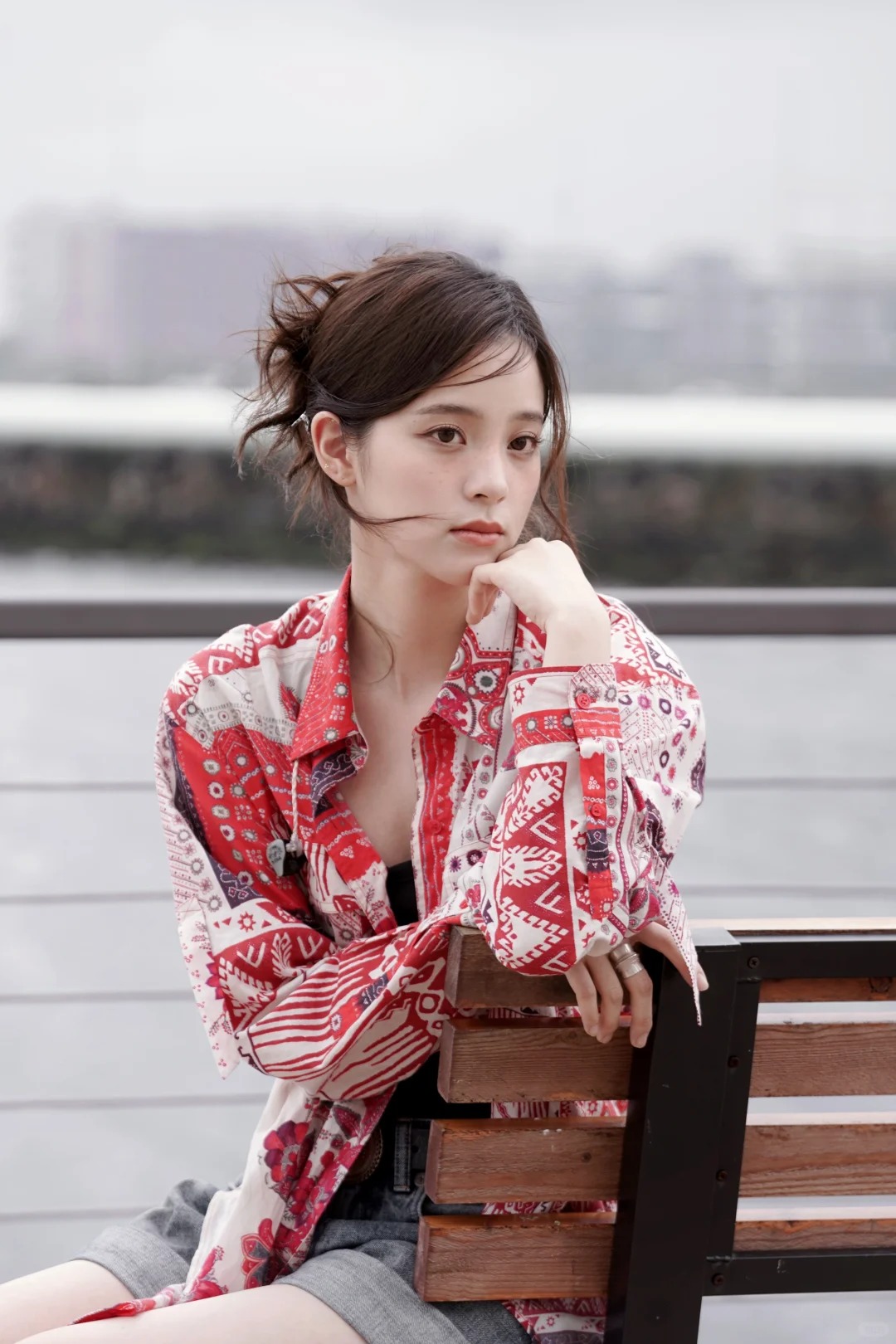 流蘇髮髻更顯自然，慵懶感也更加強烈。