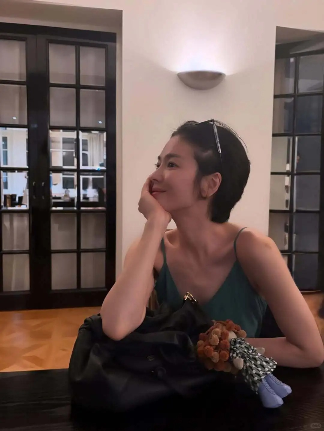 狼尾剪的靈魂在於高層次和輕盈的髮尾。
